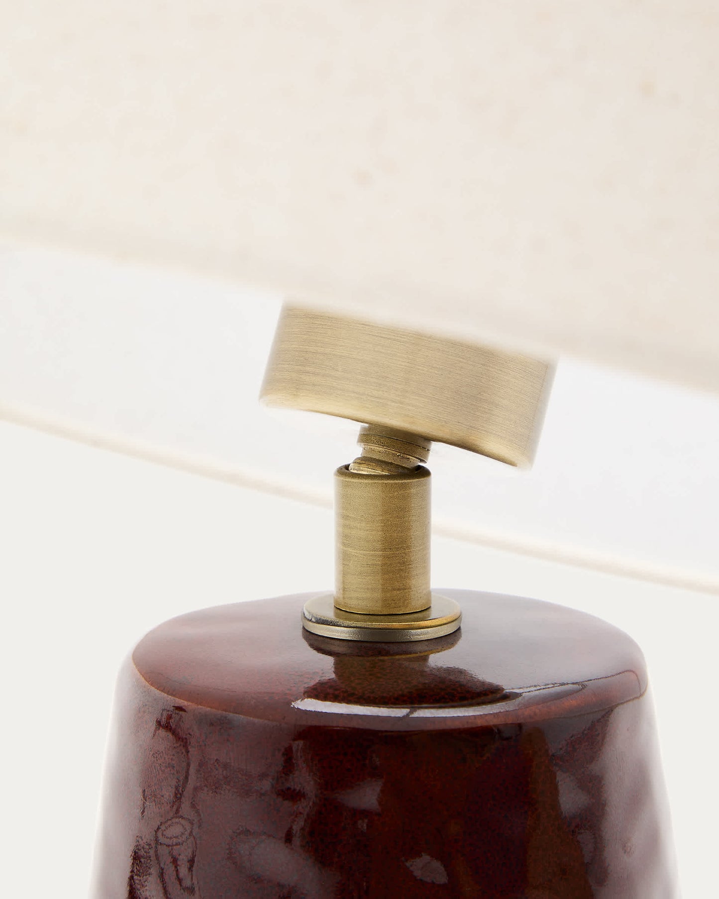 Lampada da tavolo Drava in ceramica bordeaux con paralume in cotone