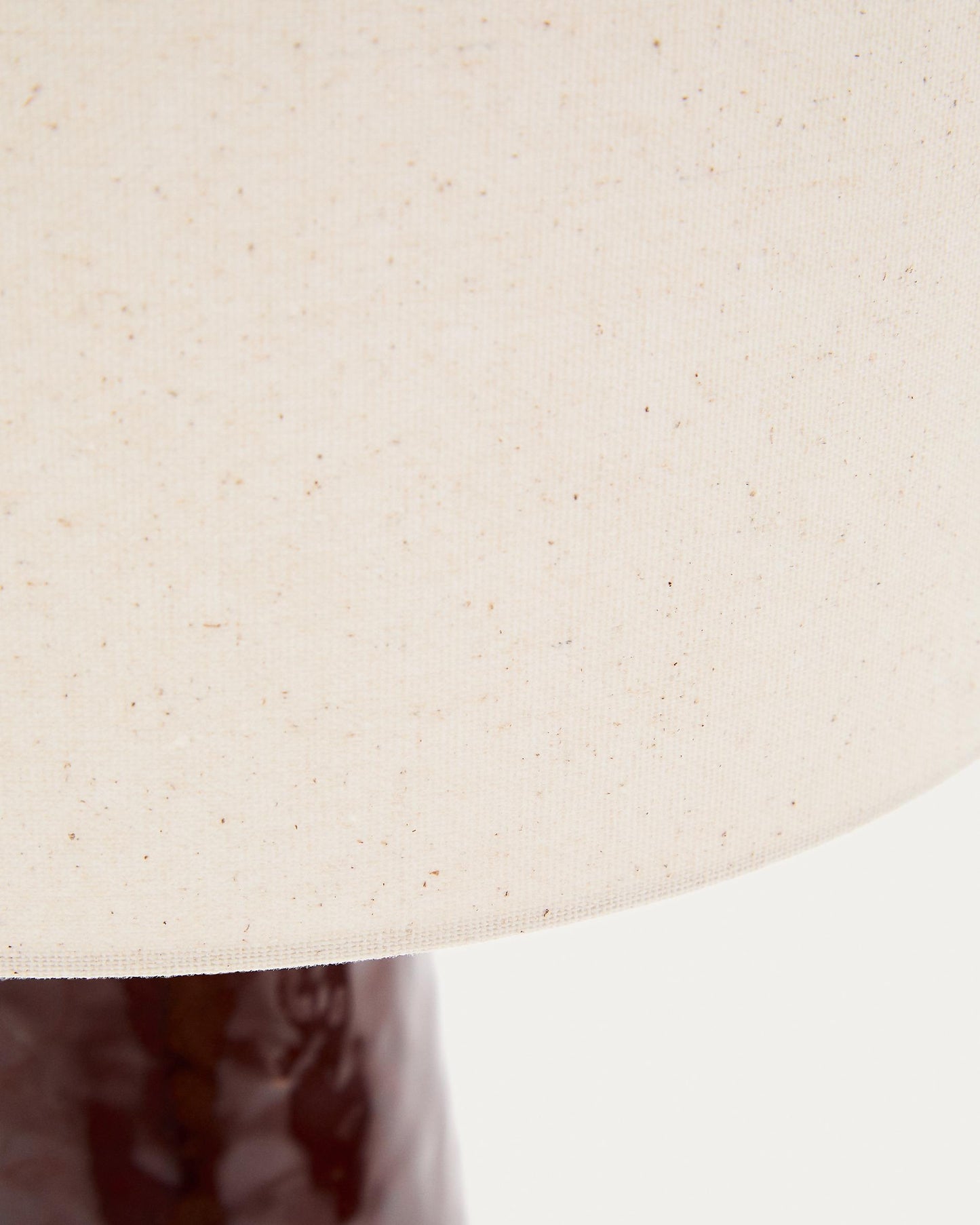 Lampada da tavolo Drava in ceramica bordeaux con paralume in cotone