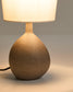 Lampada da tavolo piccola Viona con effetto pietra testurizzata e paralume in cotone