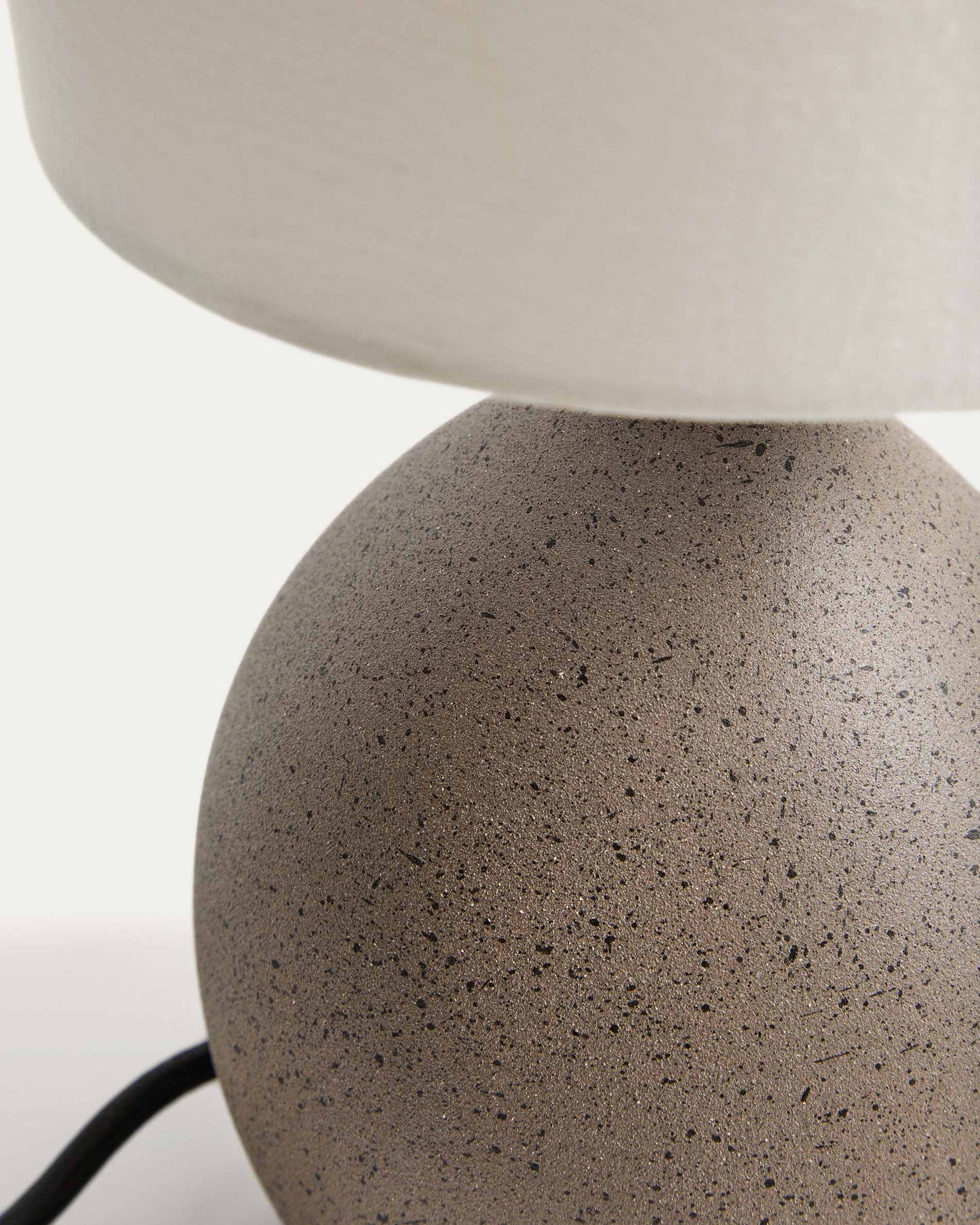 Lampada da tavolo piccola Viona con effetto pietra testurizzata e paralume in cotone