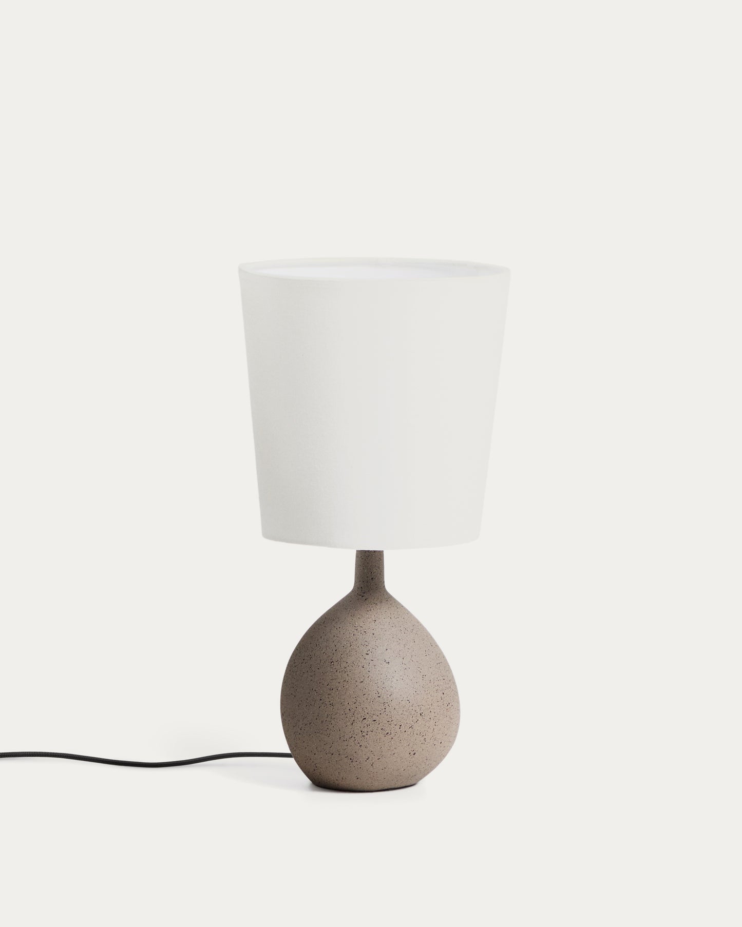 Lampada da tavolo piccola Viona con effetto pietra testurizzata e paralume in cotone