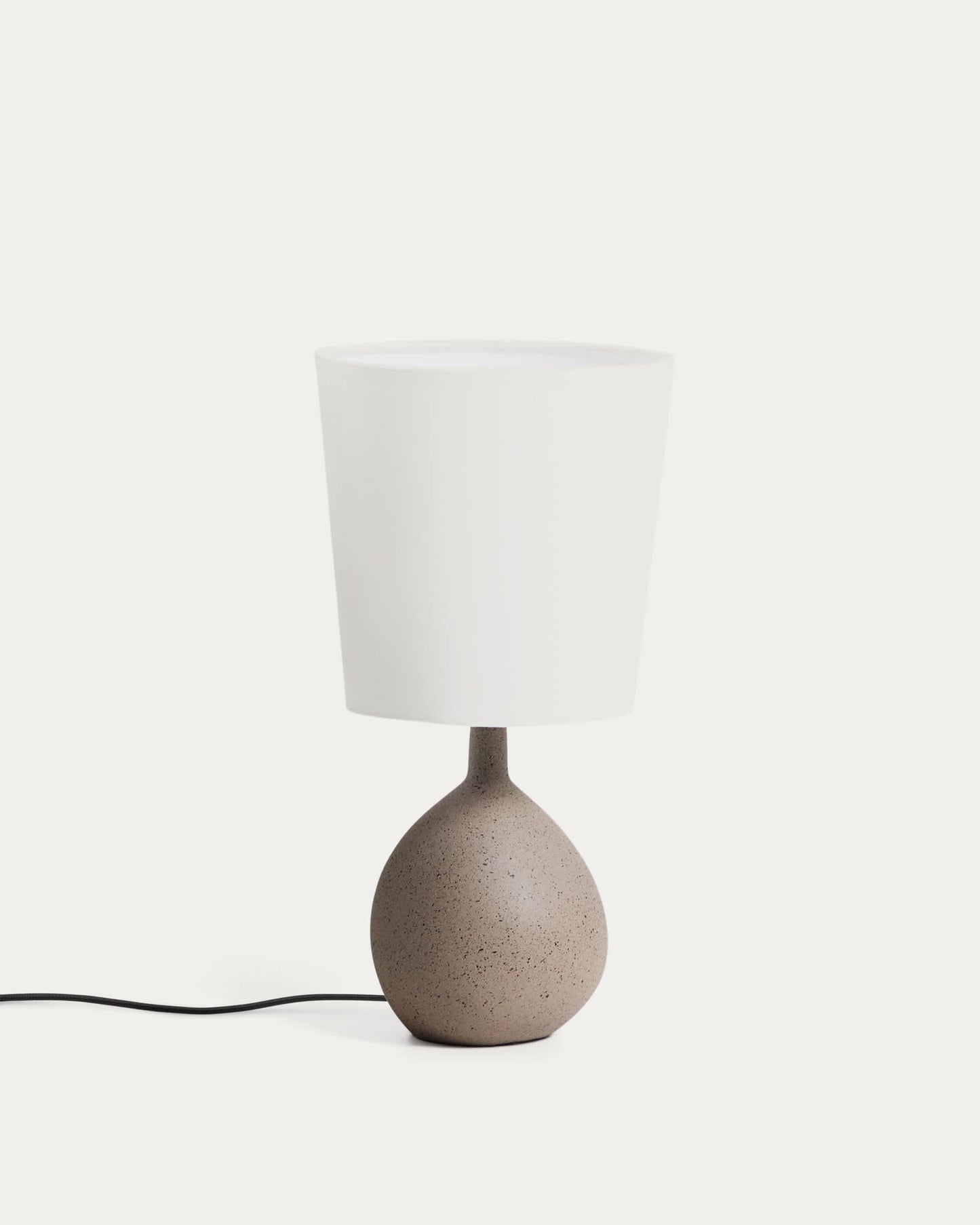 Lampada da tavolo piccola Viona con effetto pietra testurizzata e paralume in cotone