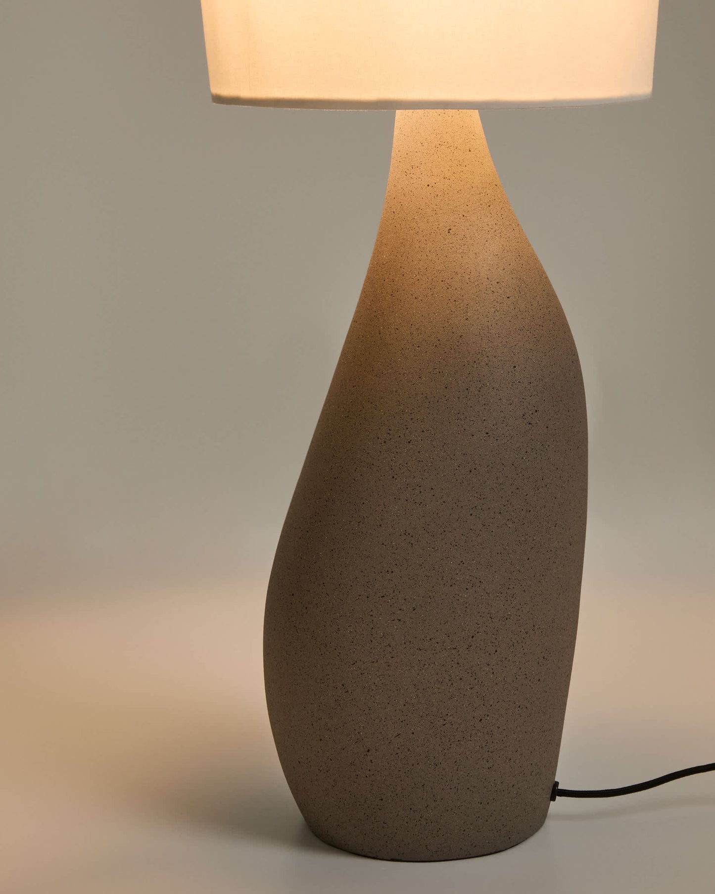 Lampada da tavolo grande Viona con effetto pietra testurizzata e paralume in cotone