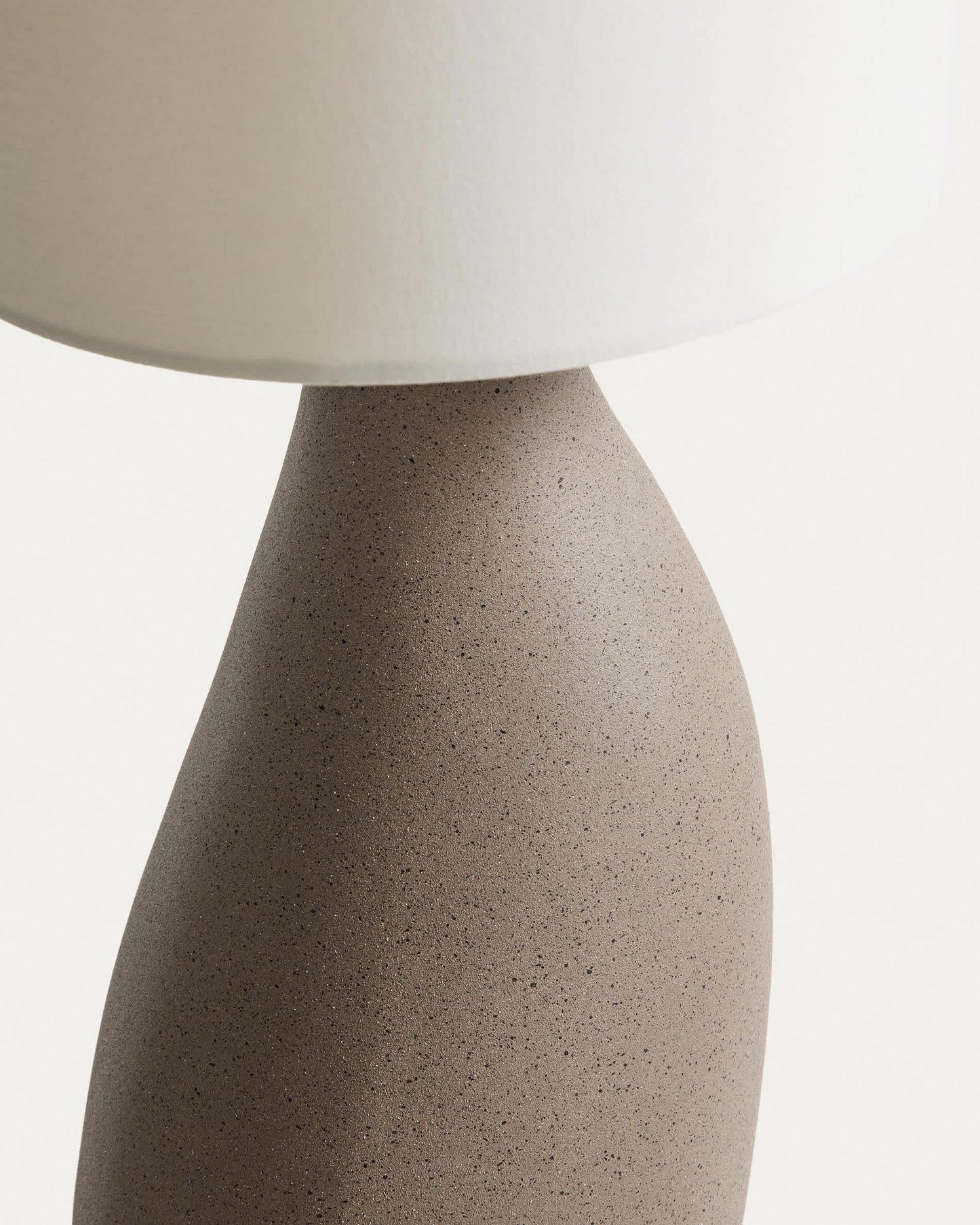 Lampada da tavolo grande Viona con effetto pietra testurizzata e paralume in cotone