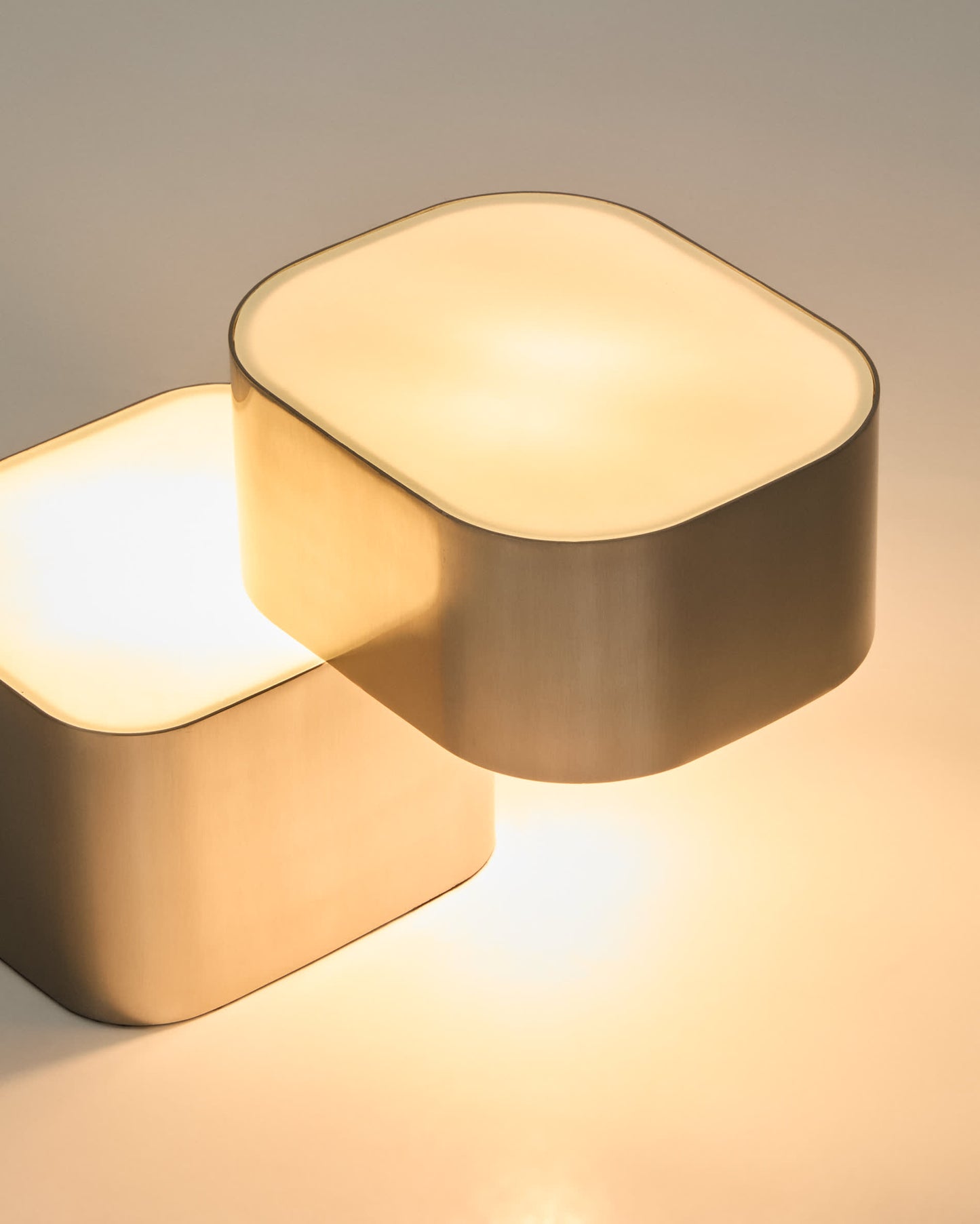 Lampada da tavolo Tandan in metallo grigio con finitura spazzolata