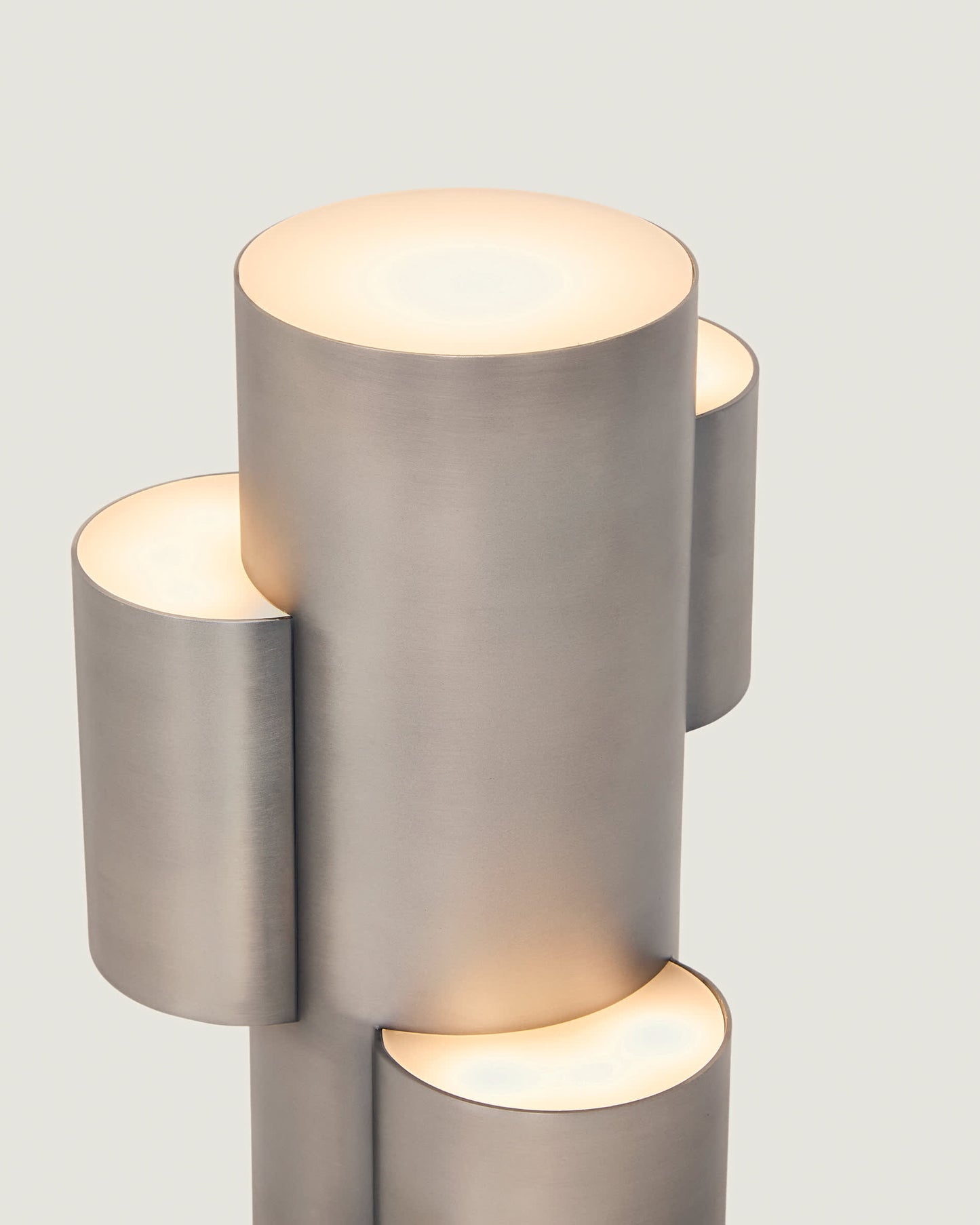 Lampada da tavolo portatile a LED Adrina in metallo grigio chiaro con finitura spazzolata