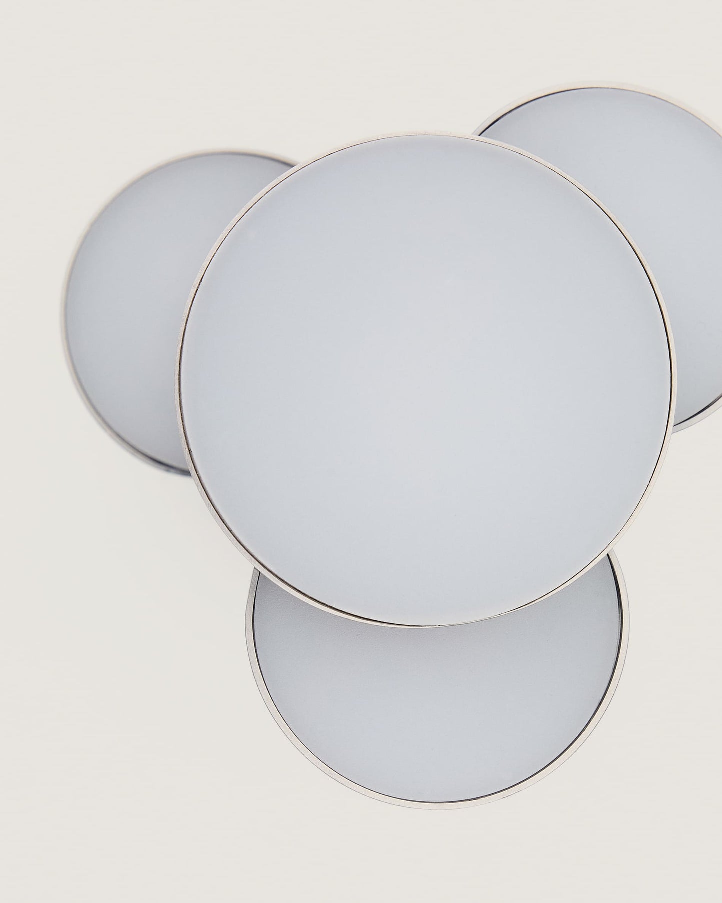Lampada da tavolo portatile a LED Adrina in metallo grigio chiaro con finitura spazzolata