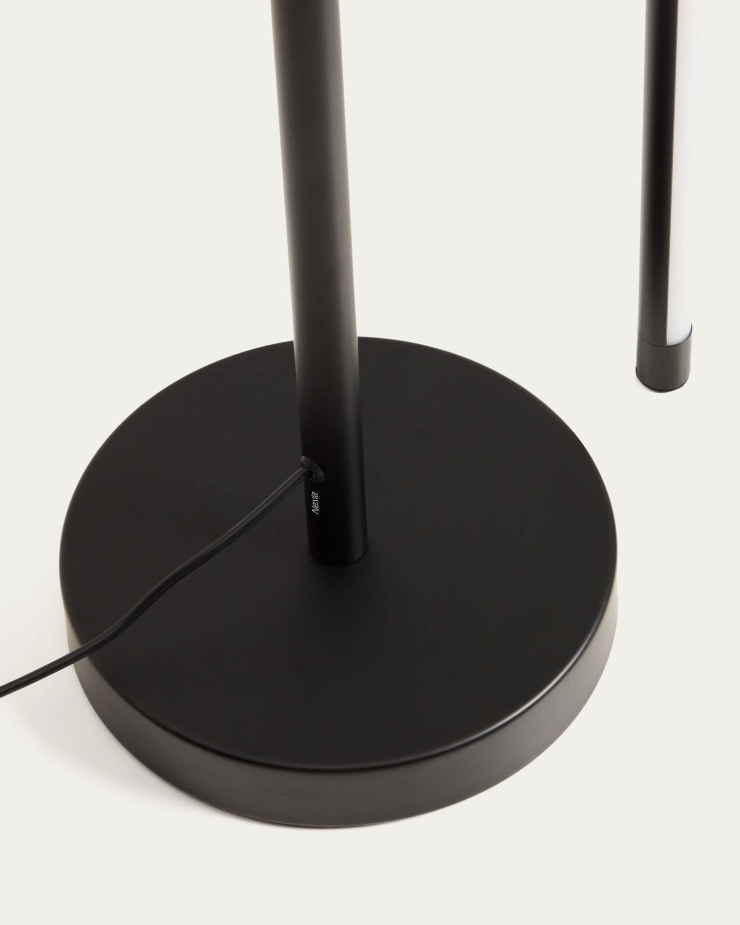 Piantana Bow in alluminio nero