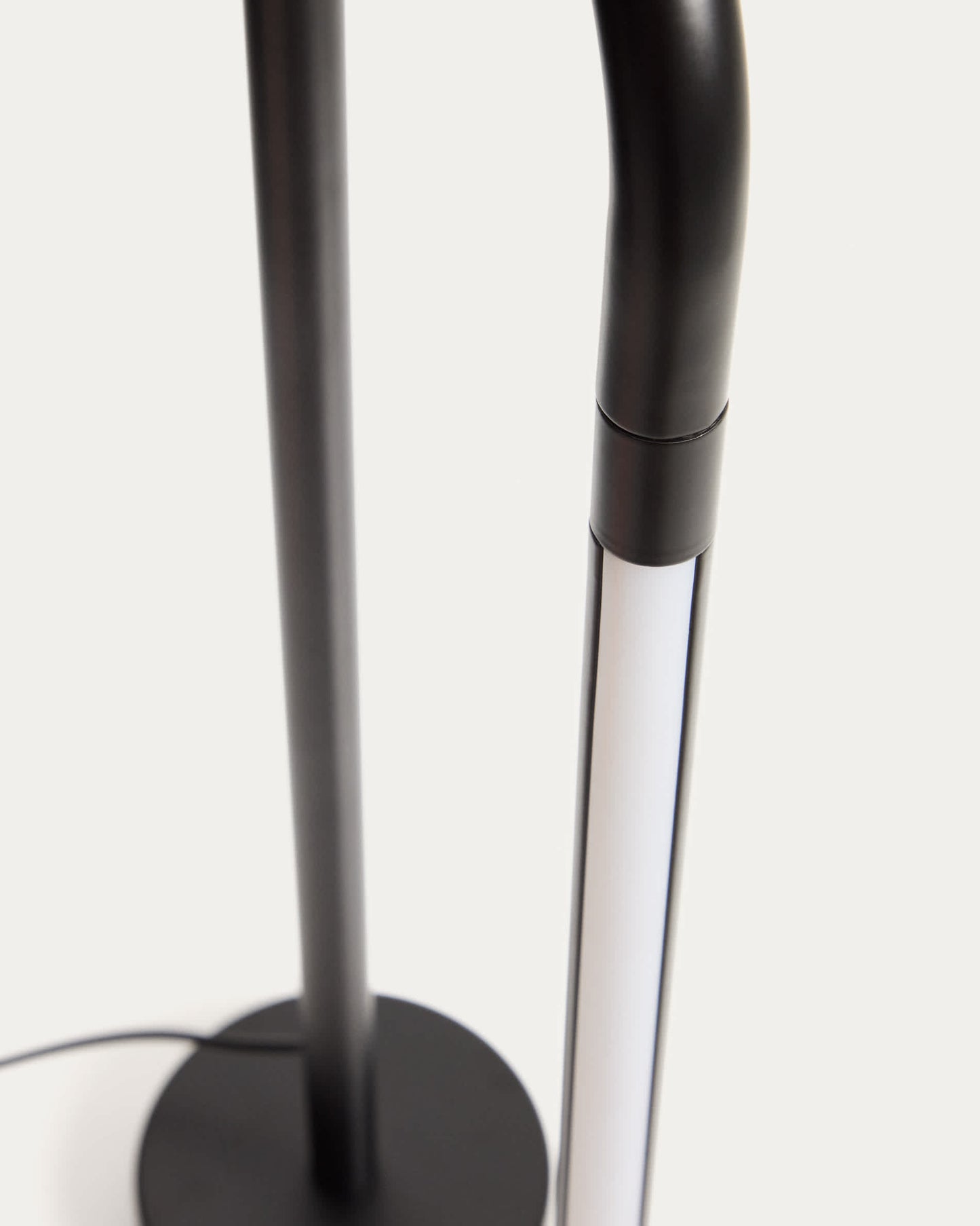 Lampada da tavolo Bow in alluminio nero