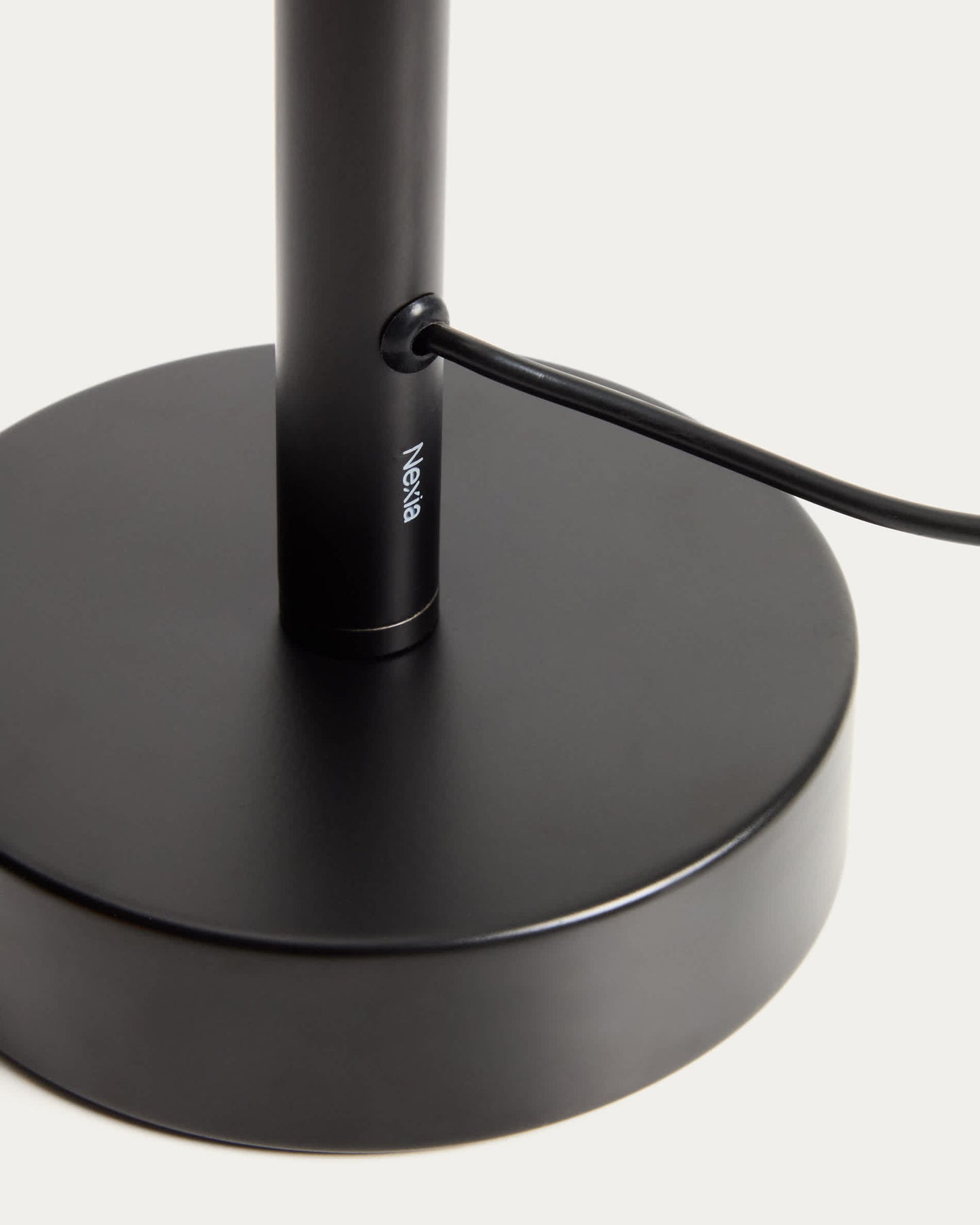 Lampada da tavolo Bow in alluminio nero