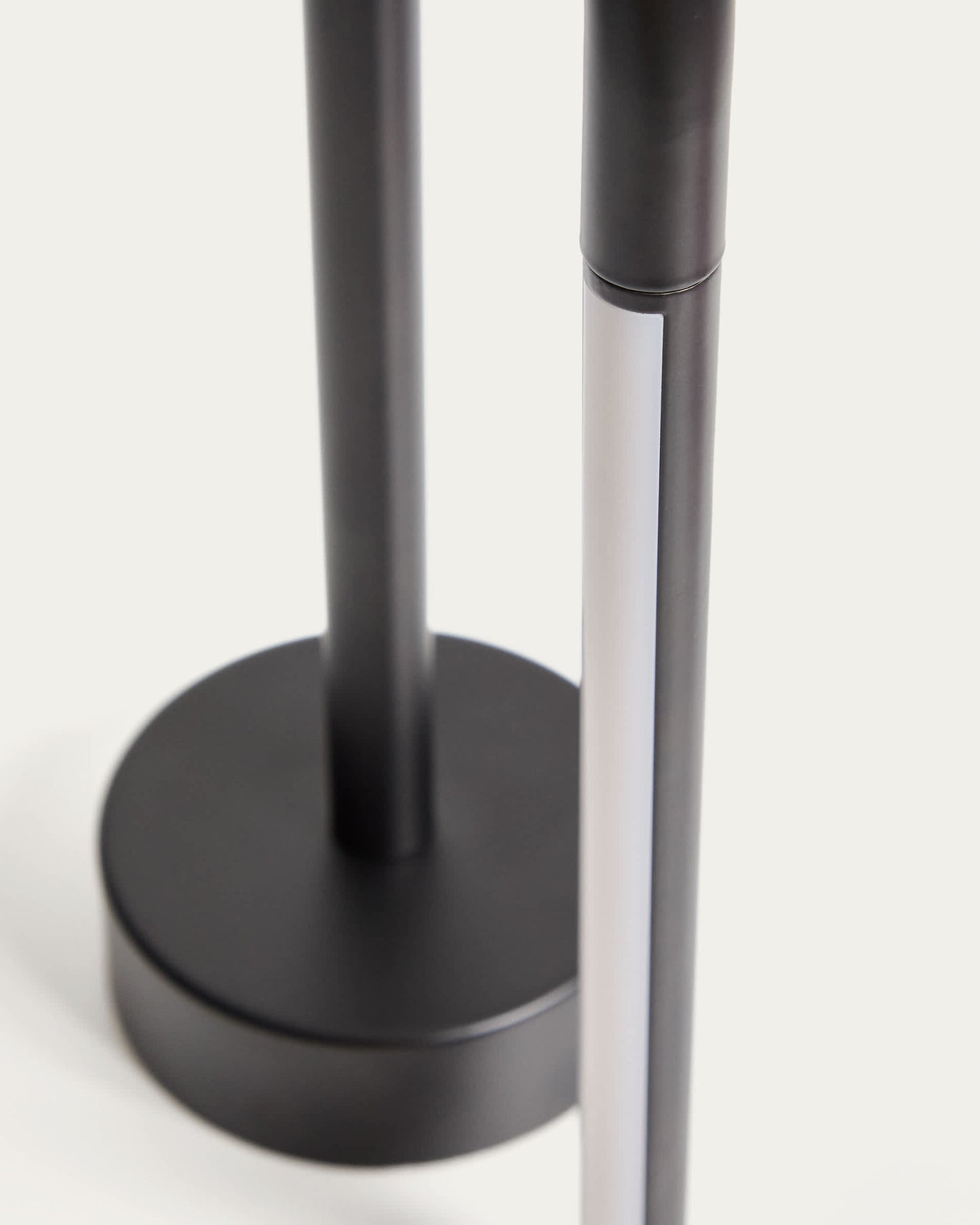 Lampada da tavolo portatile Bow in alluminio nero