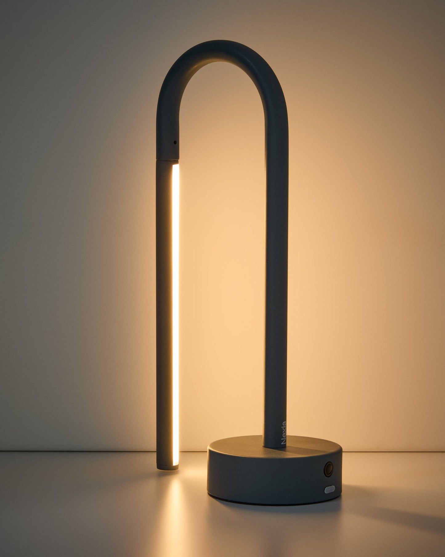 Lampada da tavolo portatile Bow in alluminio blu