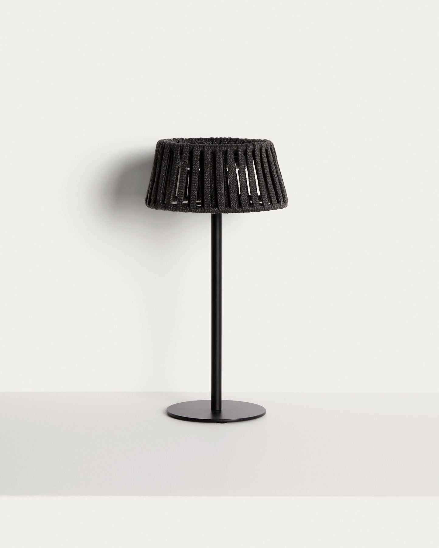 Lampada da tavolo solare per esterni Aldet in corda piatta con base in metallo nero