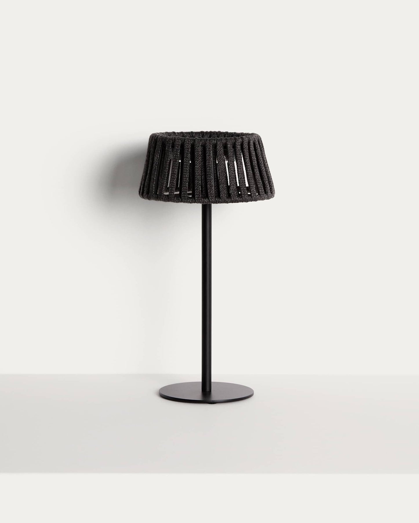 Lampada da tavolo solare per esterni Aldet in corda piatta con base in metallo nero