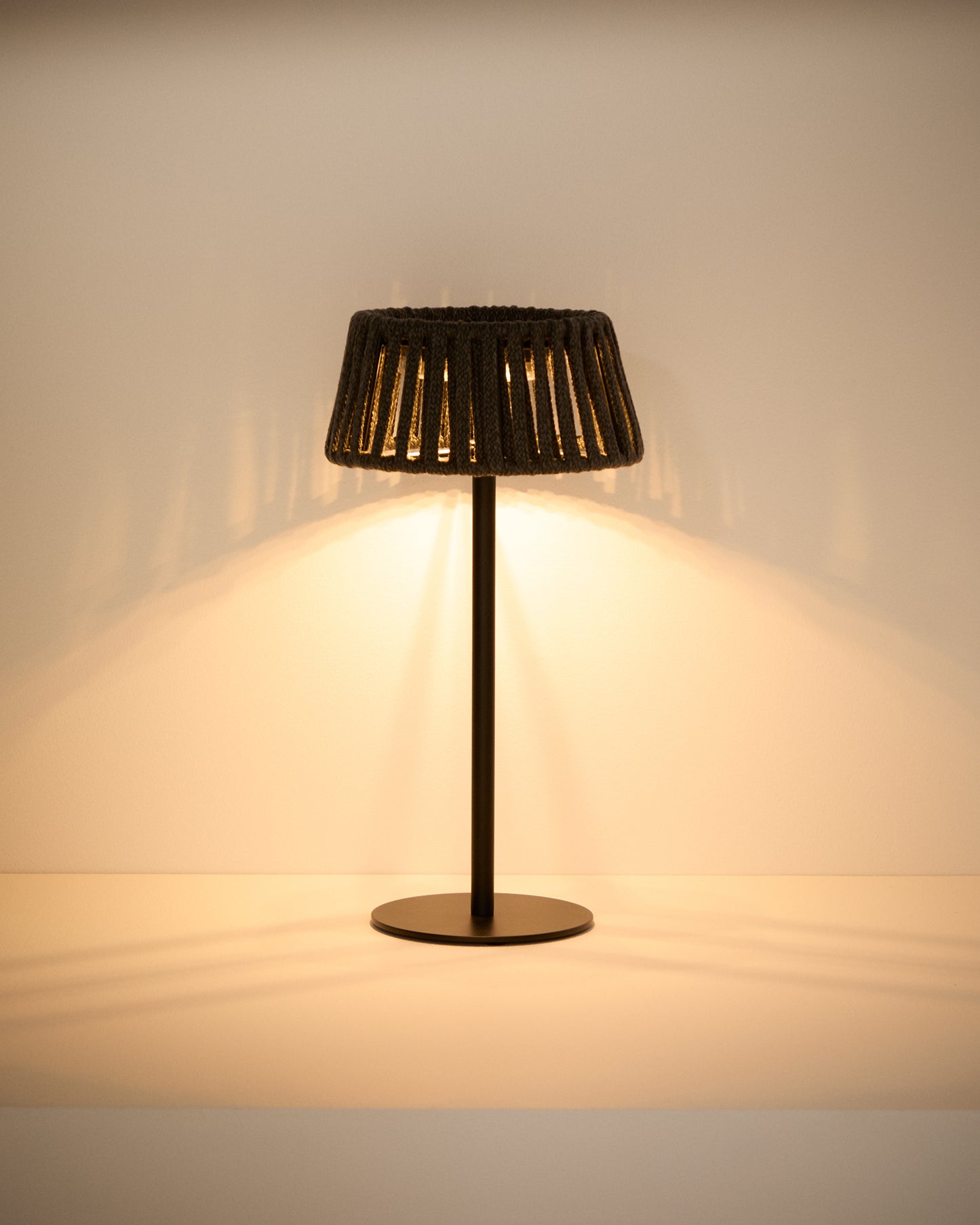 Lampada da tavolo solare per esterni Aldet in corda piatta con base in metallo nero