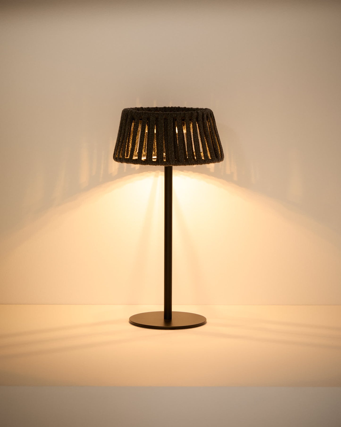 Lampada da tavolo solare per esterni Aldet in corda piatta con base in metallo nero