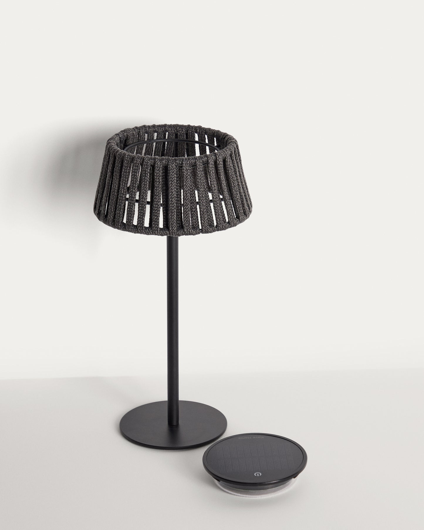 Lampada da tavolo solare per esterni Aldet in corda piatta con base in metallo nero