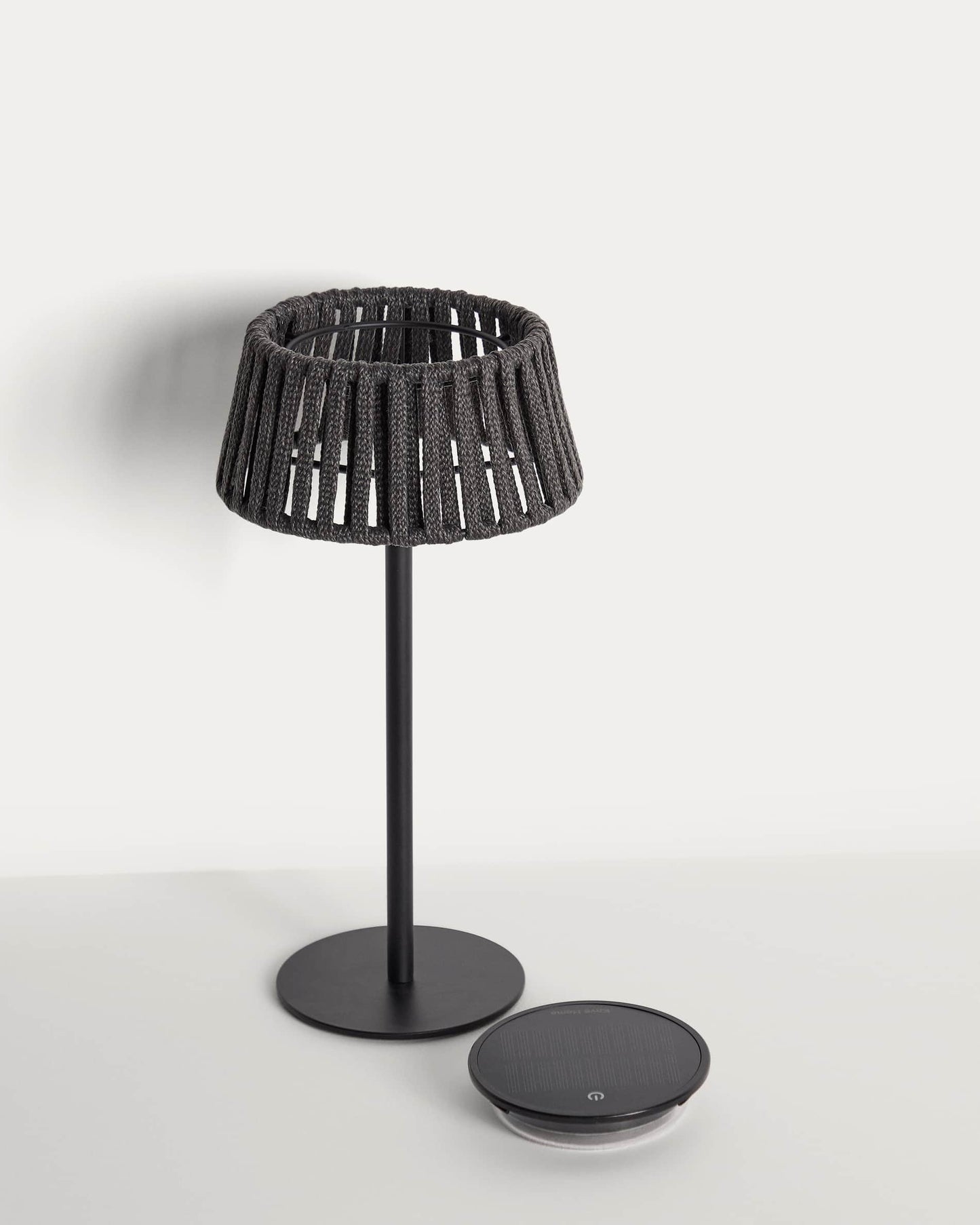 Lampada da tavolo solare per esterni Aldet in corda piatta con base in metallo nero