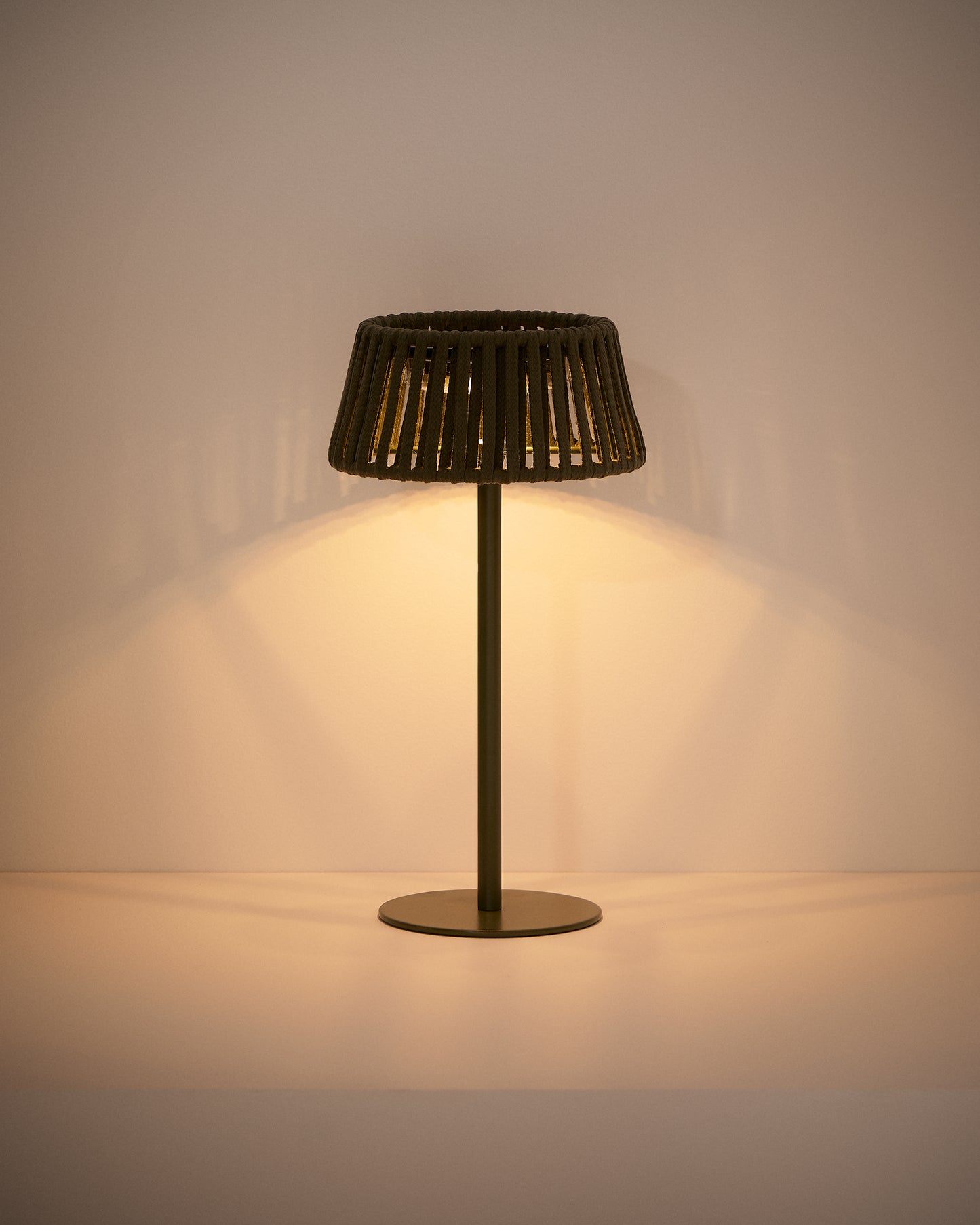 Lampada da tavolo solare per esterni Aldet in corda piatta con base in metallo verde