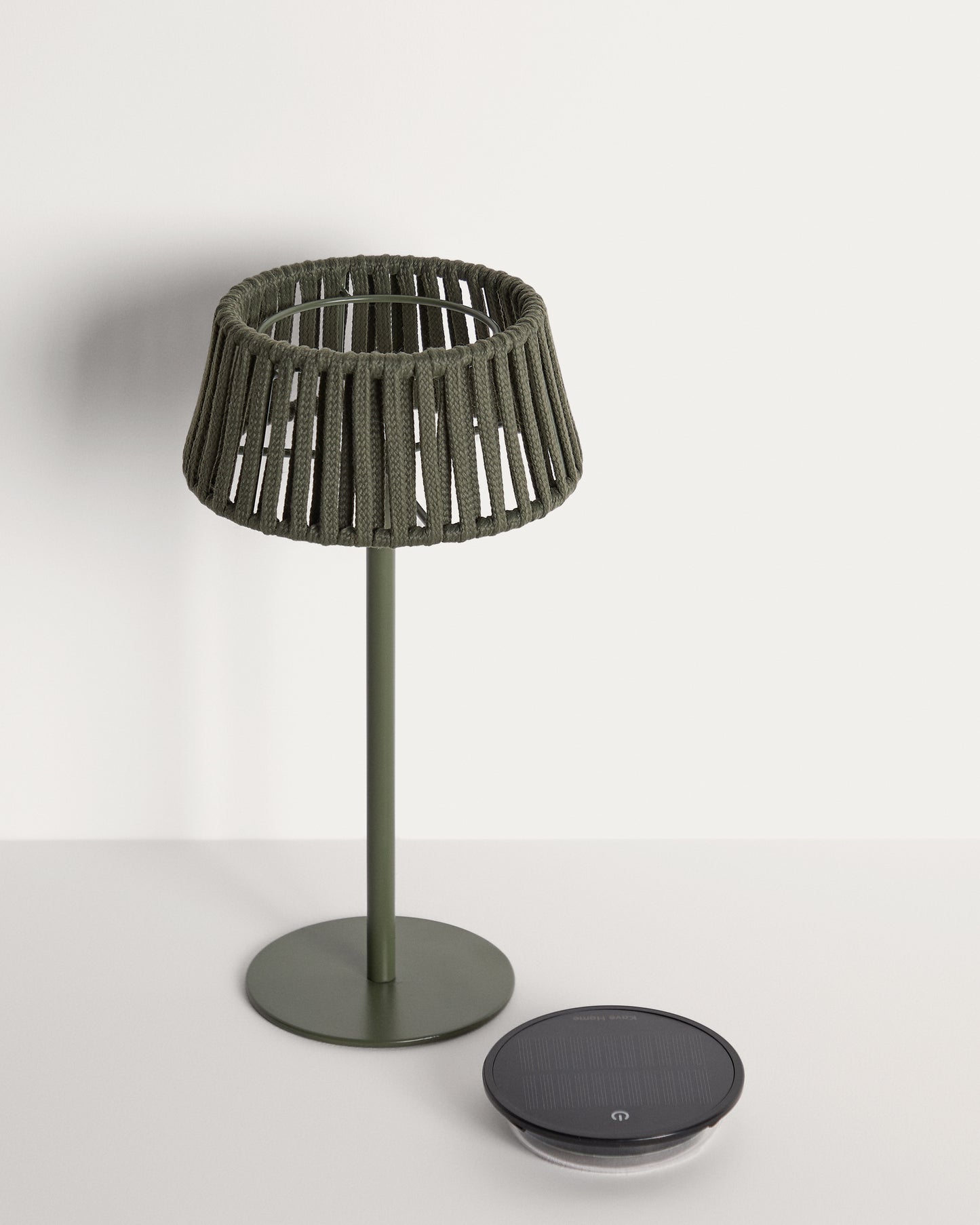 Lampada da tavolo solare per esterni Aldet in corda piatta con base in metallo verde