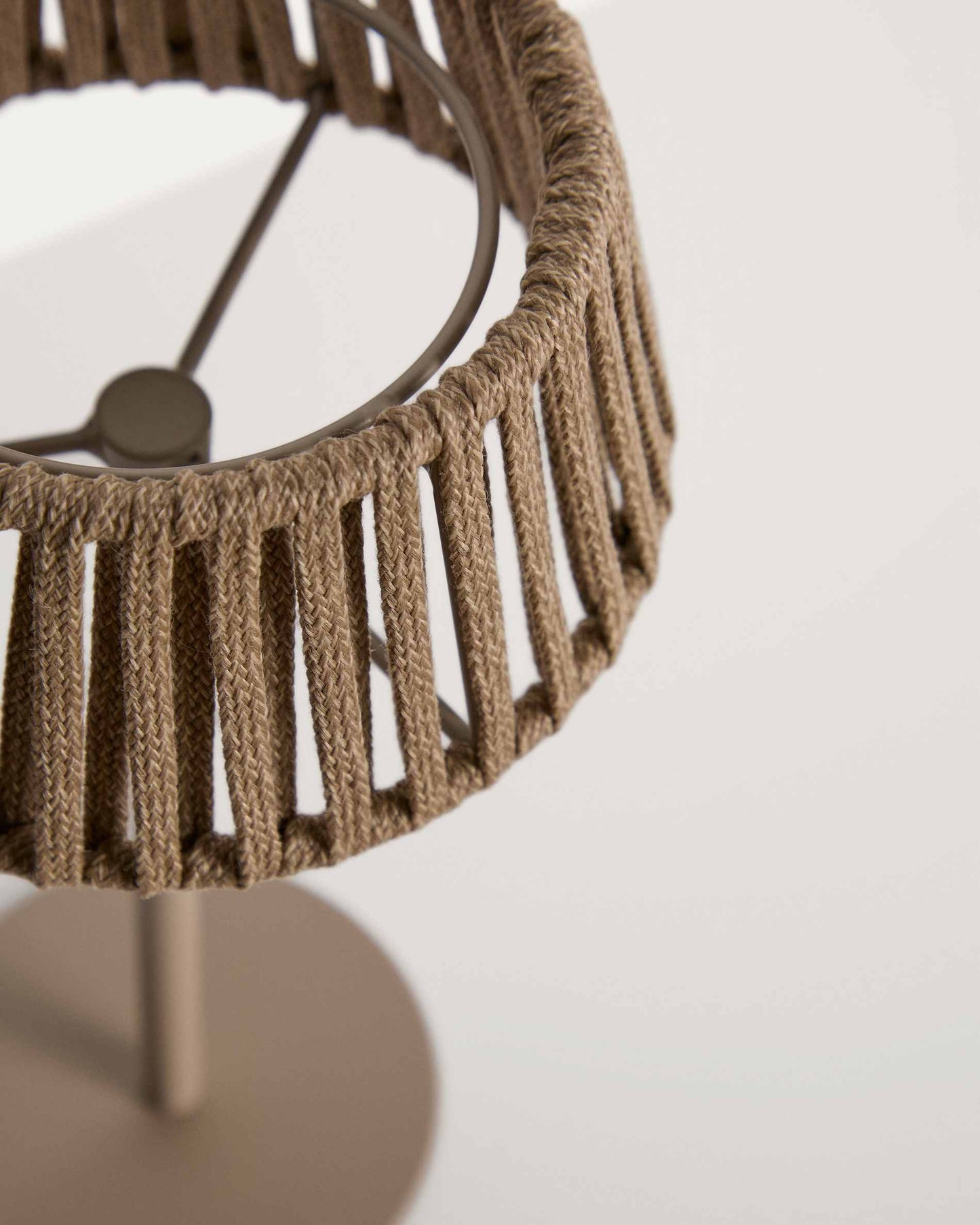Lampada da tavolo solare per esterni Aldet in corda piatta con base in metallo beige