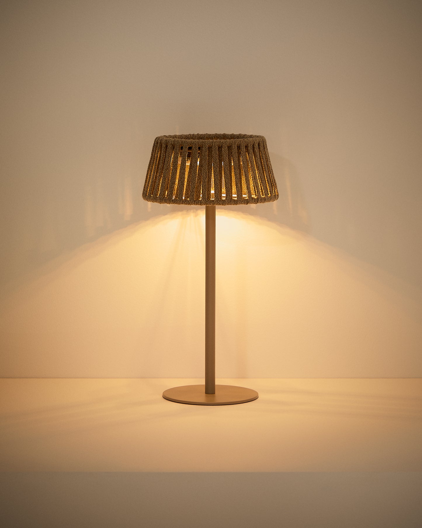 Lampada da tavolo solare per esterni Aldet in corda piatta con base in metallo beige