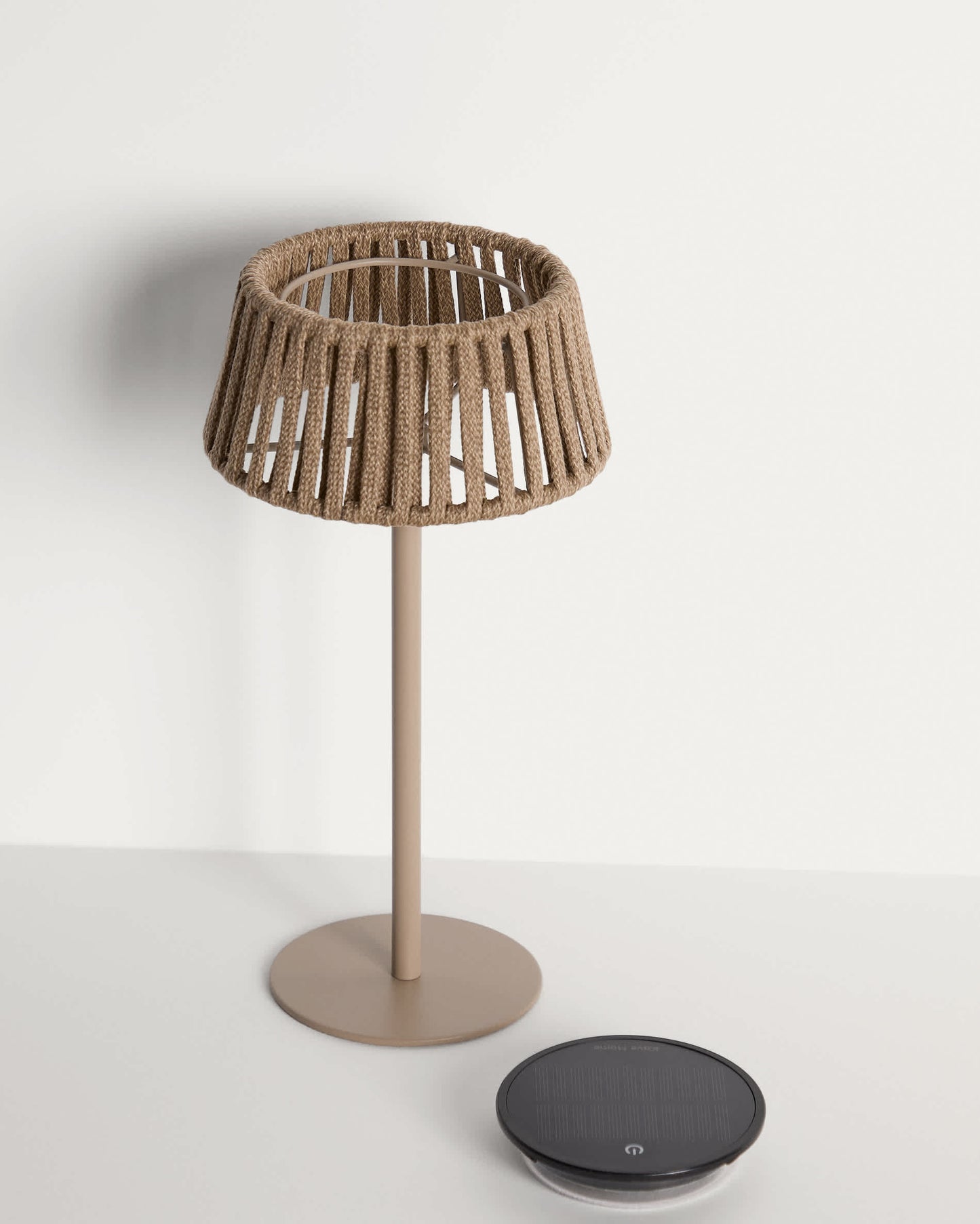 Lampada da tavolo solare per esterni Aldet in corda piatta con base in metallo beige