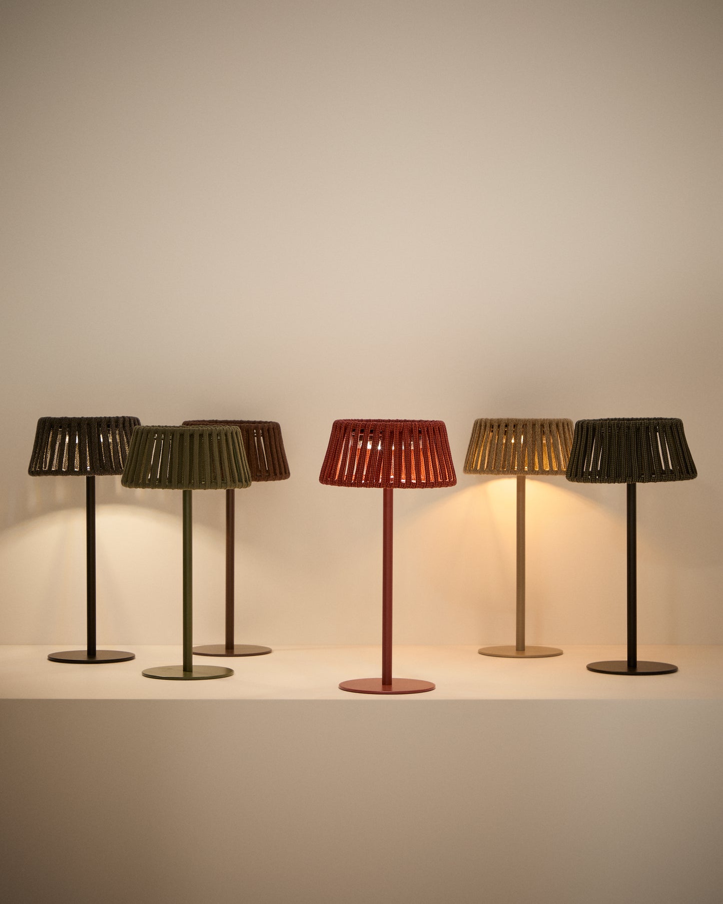 Lampada da tavolo solare per esterni Aldet in corda piatta con base in metallo beige