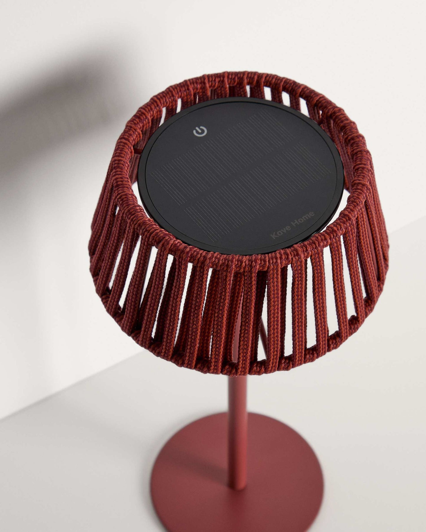 Lampada da tavolo solare per esterni Aldet in corda piatta con base in metallo color terracotta