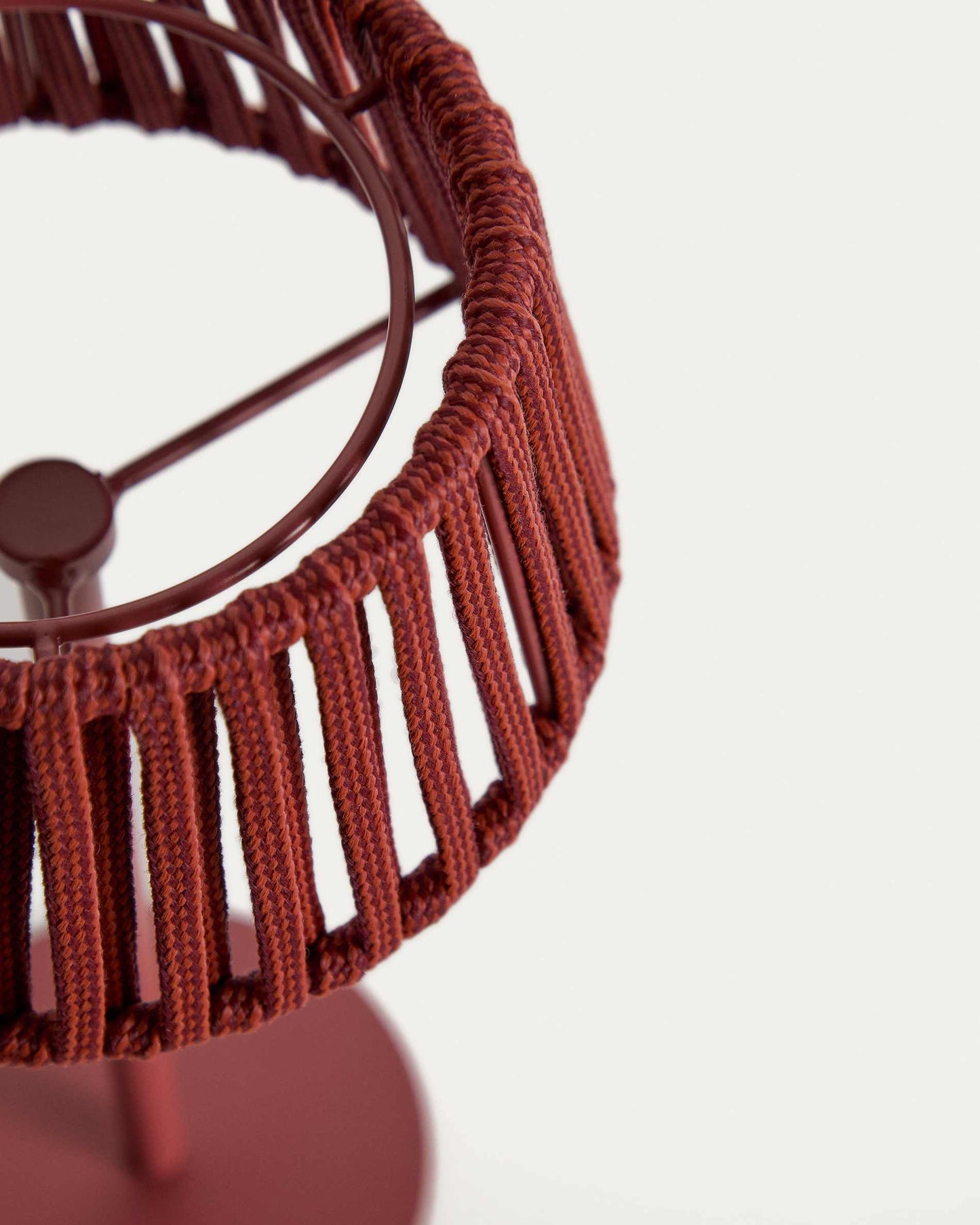 Lampada da tavolo solare per esterni Aldet in corda piatta con base in metallo color terracotta