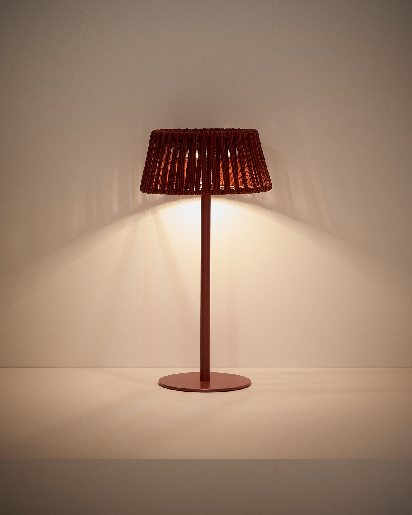 Lampada da tavolo solare per esterni Aldet in corda piatta con base in metallo color terracotta