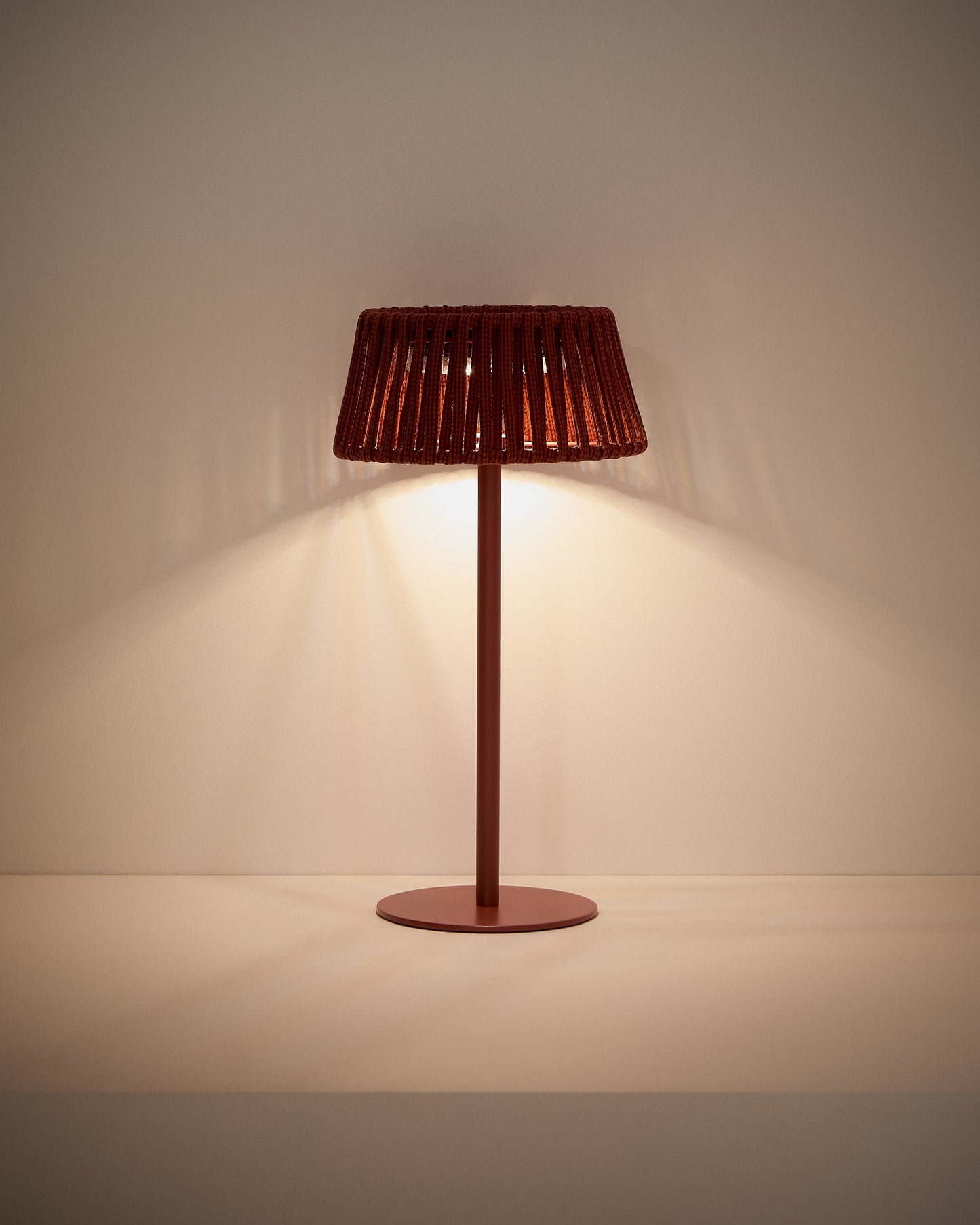 Lampada da tavolo solare per esterni Aldet in corda piatta con base in metallo color terracotta