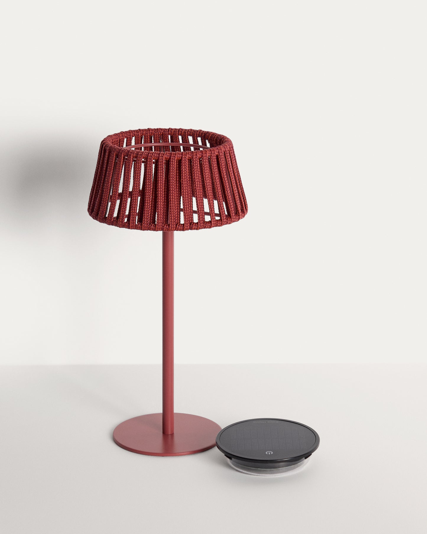 Lampada da tavolo solare per esterni Aldet in corda piatta con base in metallo color terracotta