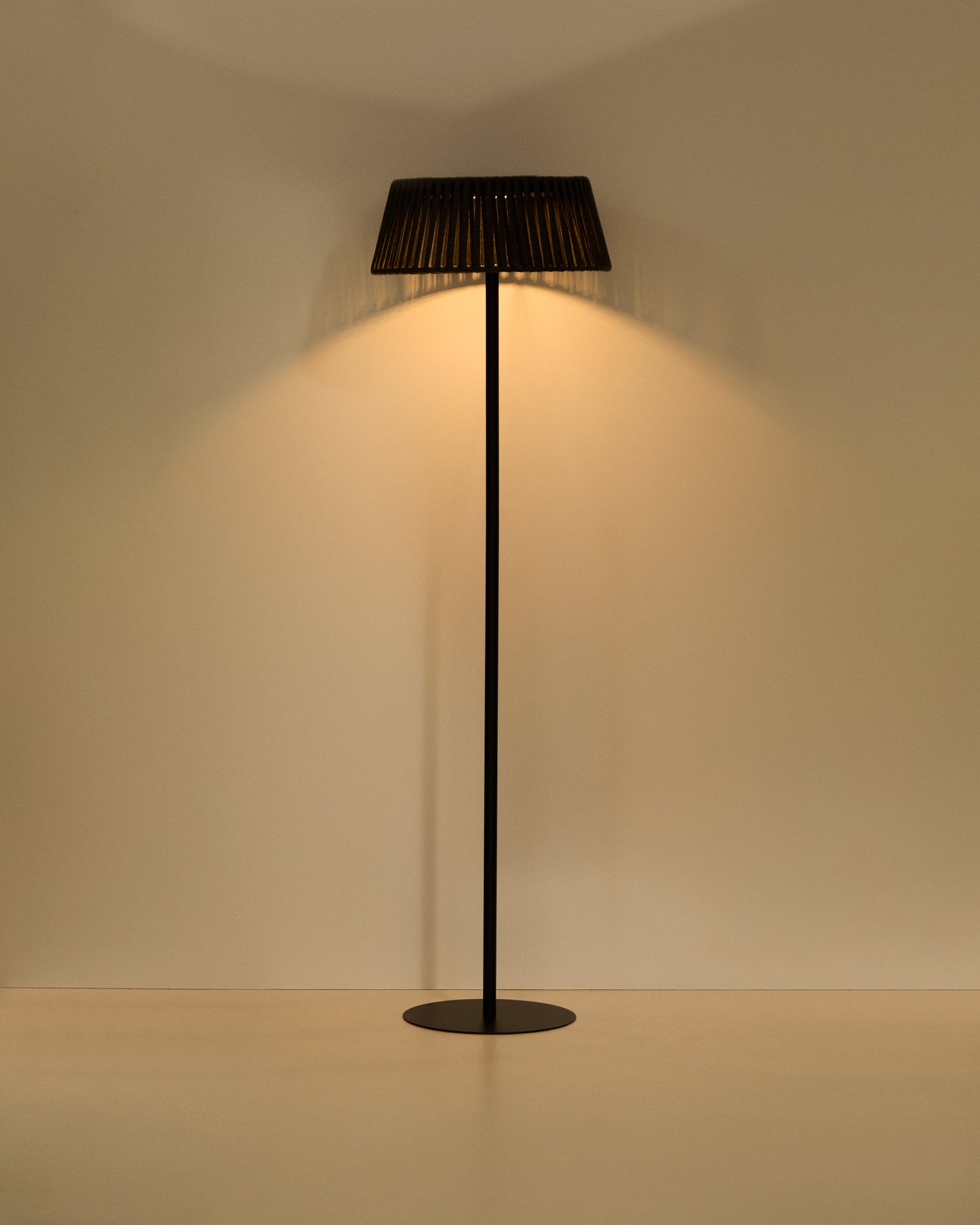 Piantana solare per esterni Aldet in corda piatta con base in metallo nero Ø 46 cm