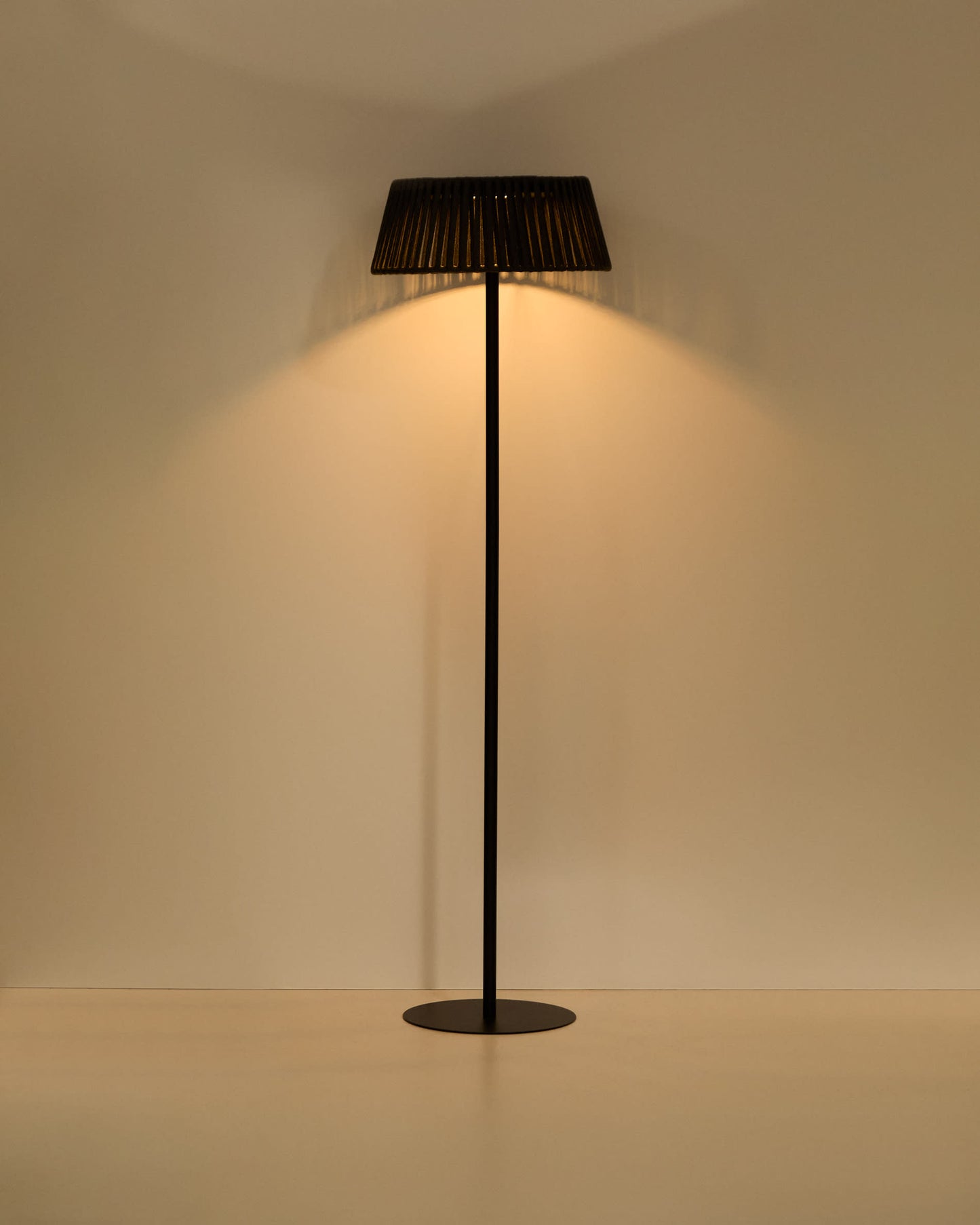 Piantana solare per esterni Aldet in corda piatta con base in metallo nero Ø 46 cm
