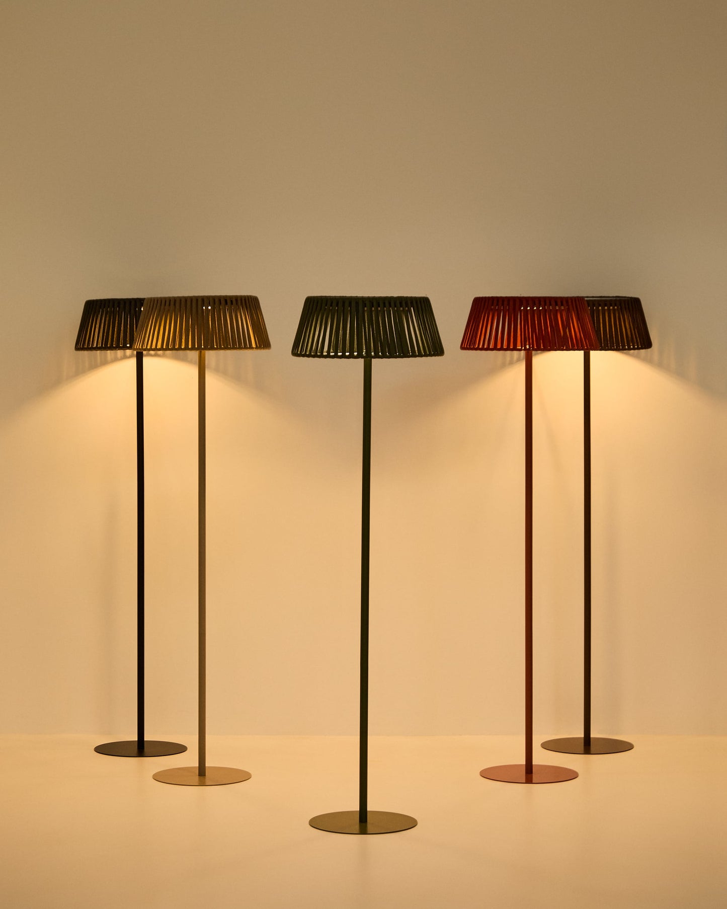 Piantana solare per esterni Aldet in corda piatta con base in metallo nero Ø 46 cm