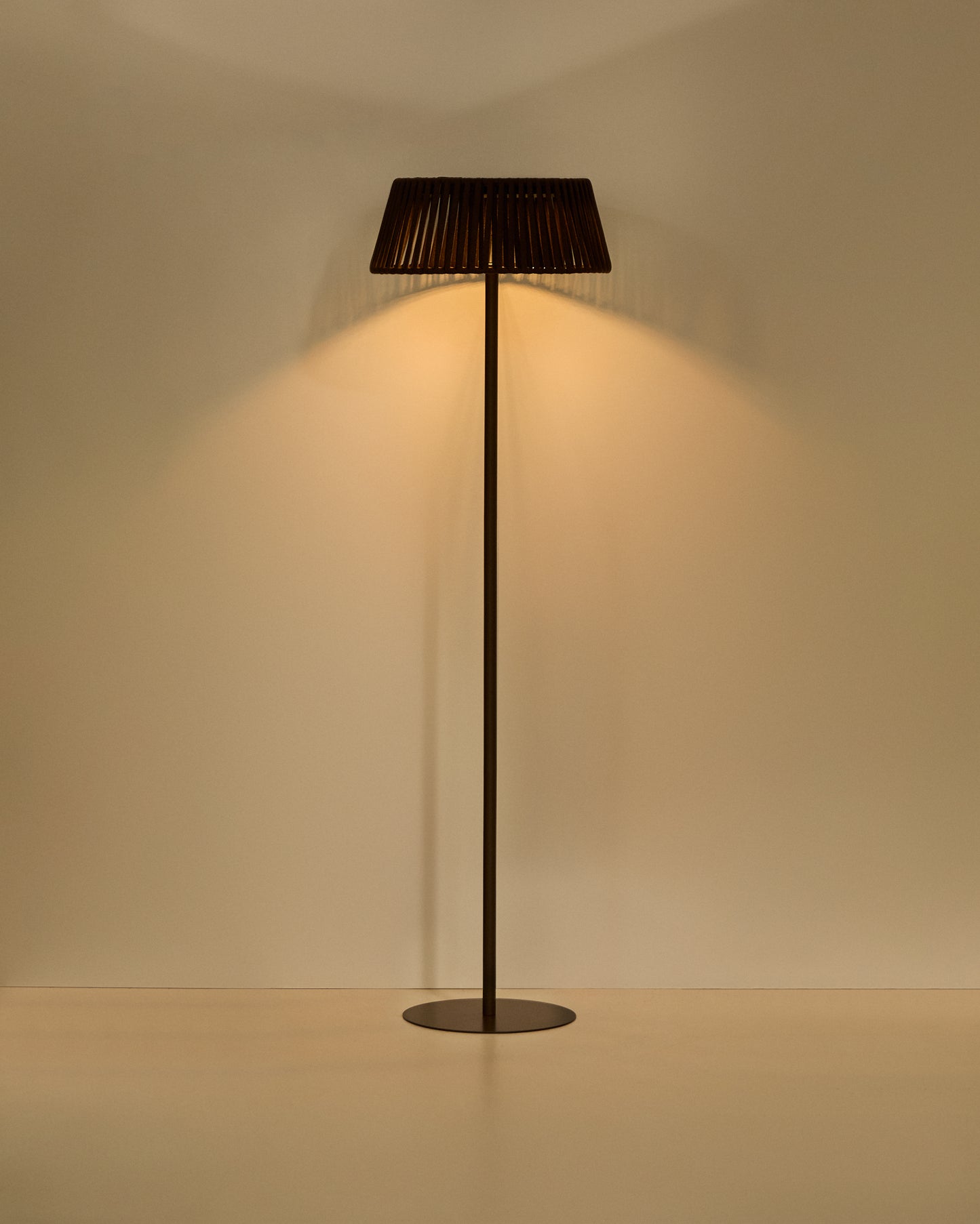 Piantana solare per esterni Aldet in corda piatta con base in metallo marrone Ø 46 cm