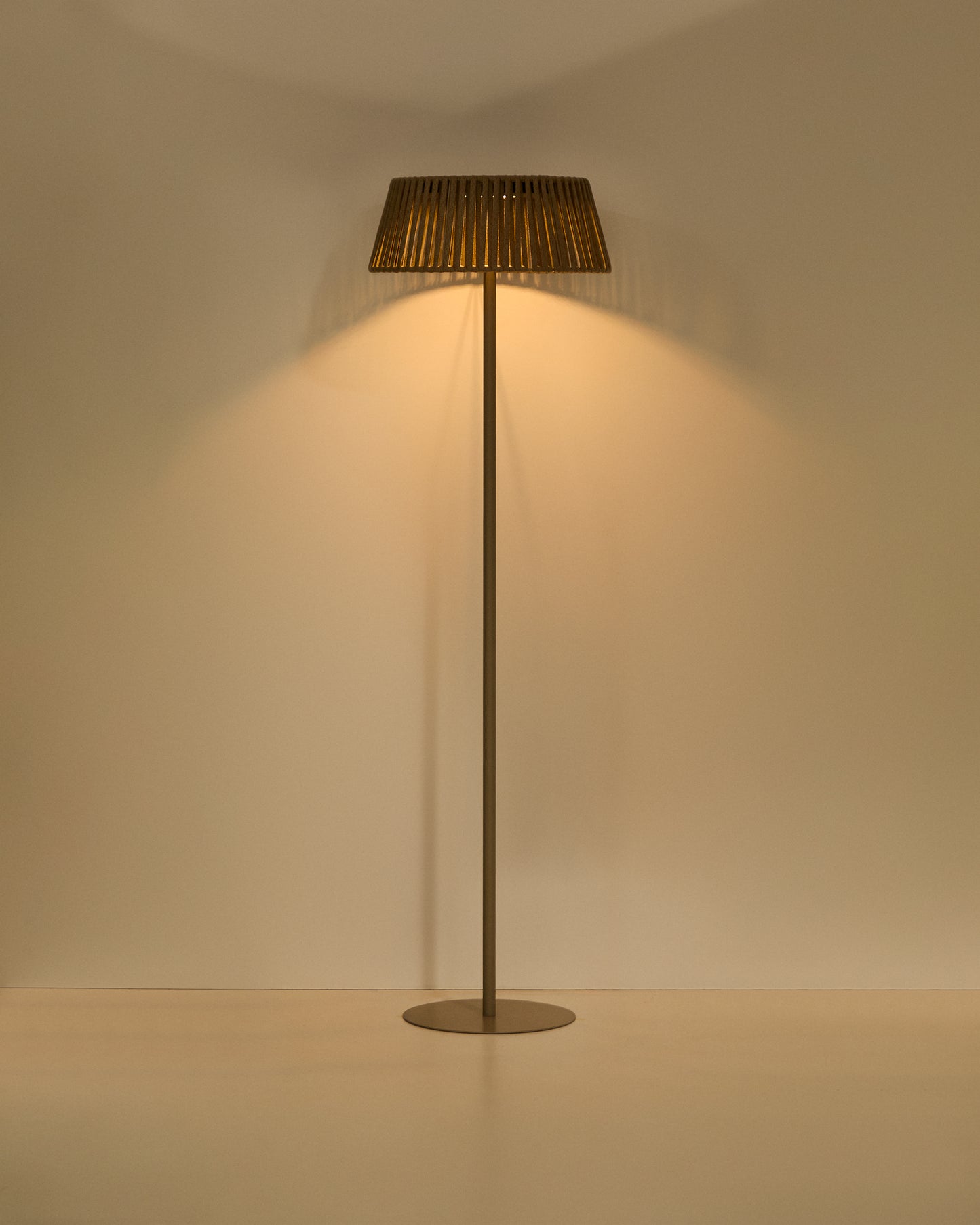 Piantana solare per esterni Aldet in corda piatta con base in metallo beige Ø 46 cm