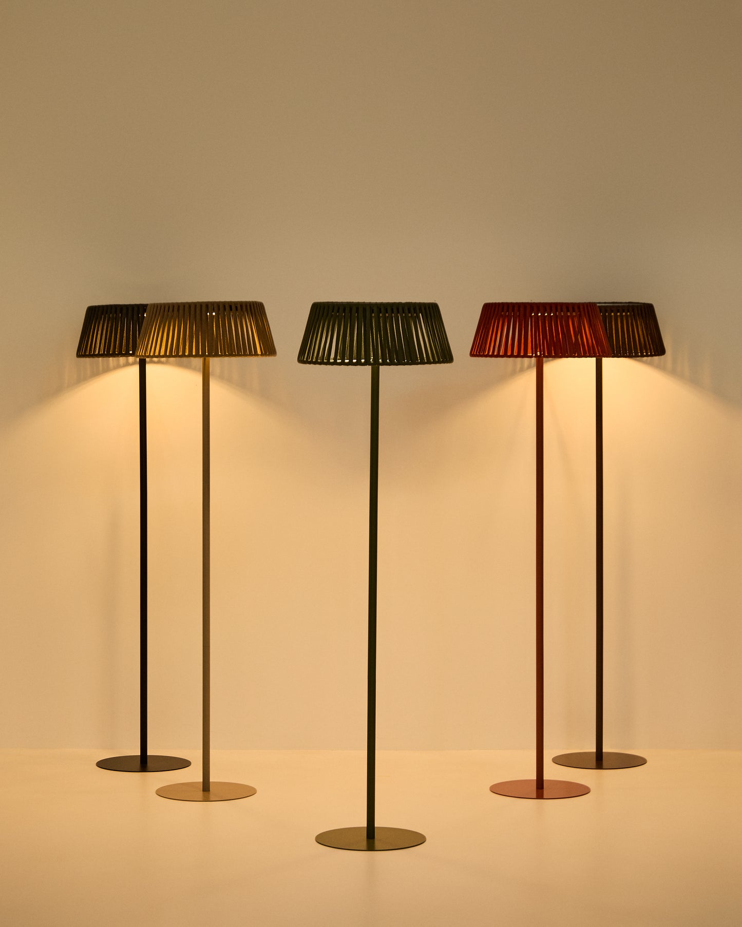 Piantana solare per esterni Aldet in corda piatta con base in metallo beige Ø 46 cm