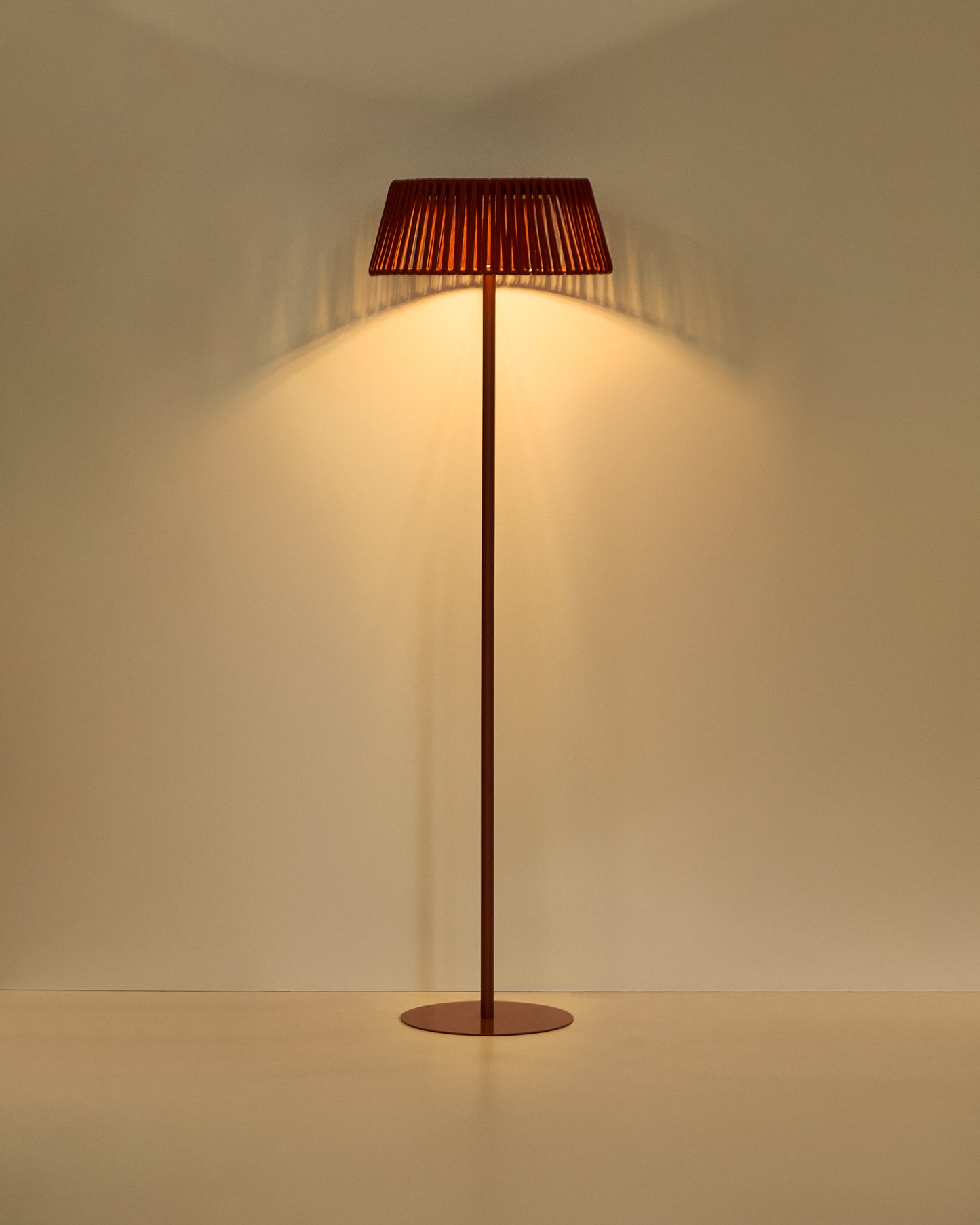 Piantana solare per esterni Aldet in corda piatta con base in metallo color terracotta Ø 46 cm