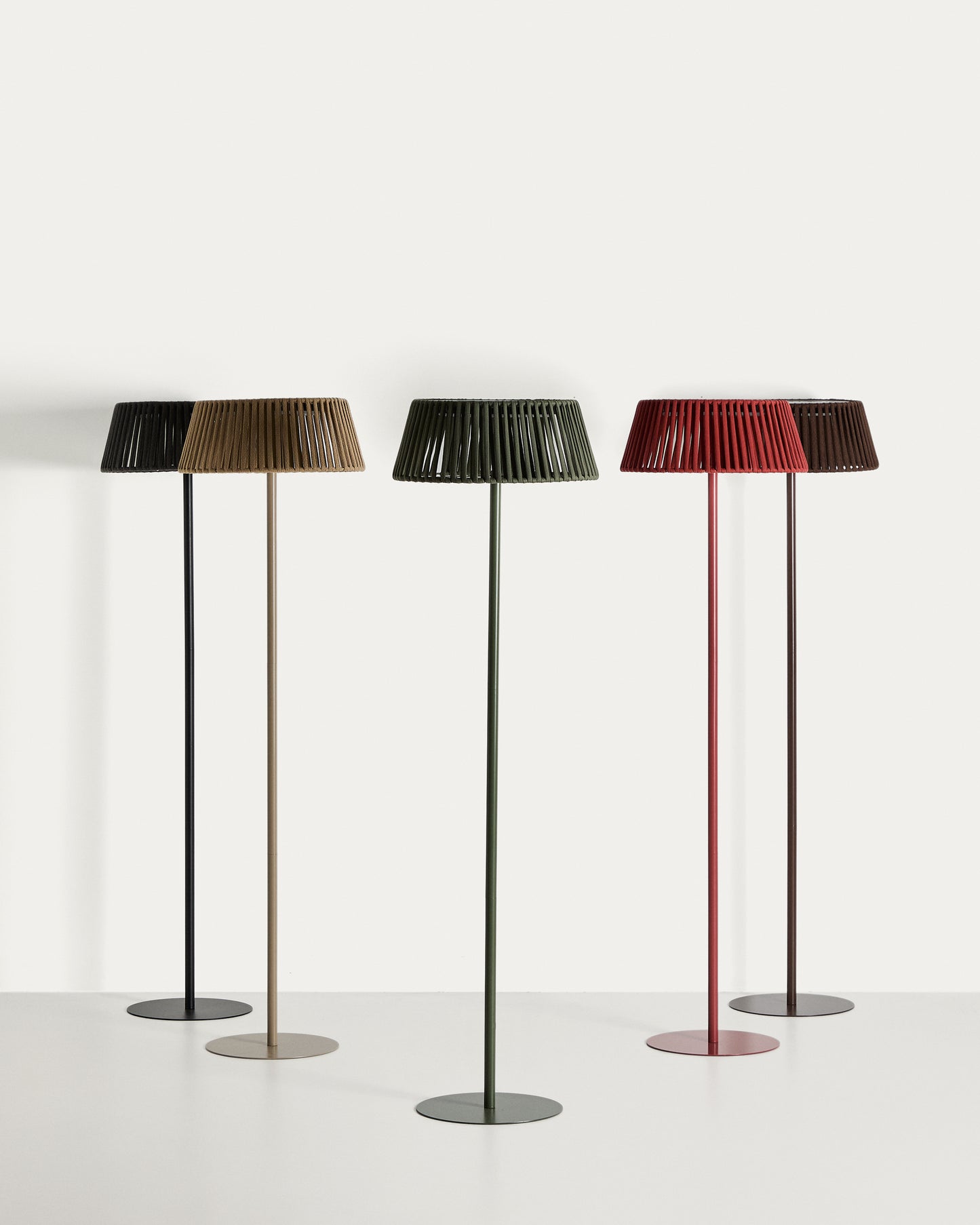 Piantana solare per esterni Aldet in corda piatta con base in metallo color terracotta Ø 46 cm