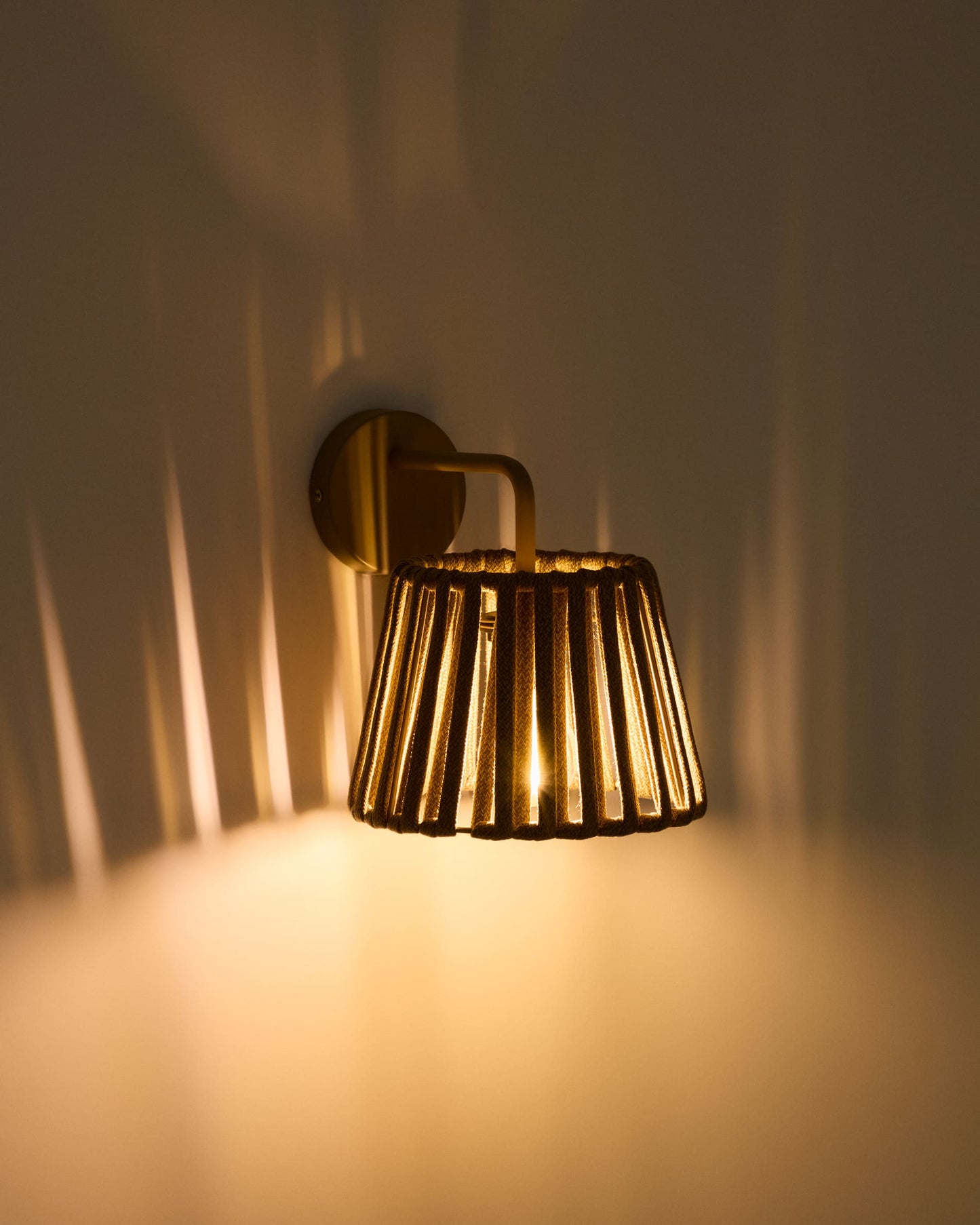 Applique da esterno Aldet in corda piatta e metallo beige