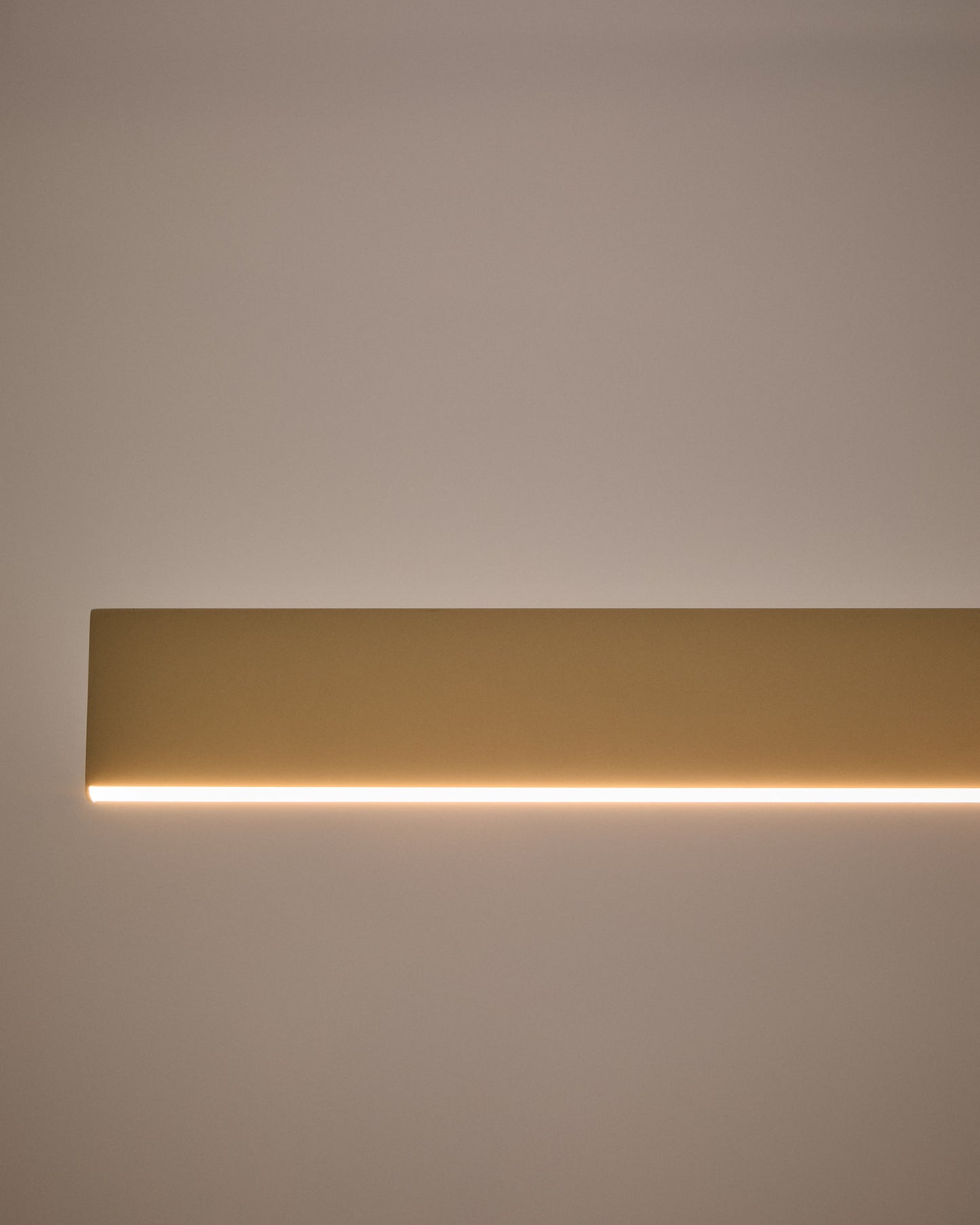 Lampada da soffitto Boadella in alluminio con finitura verniciata beige