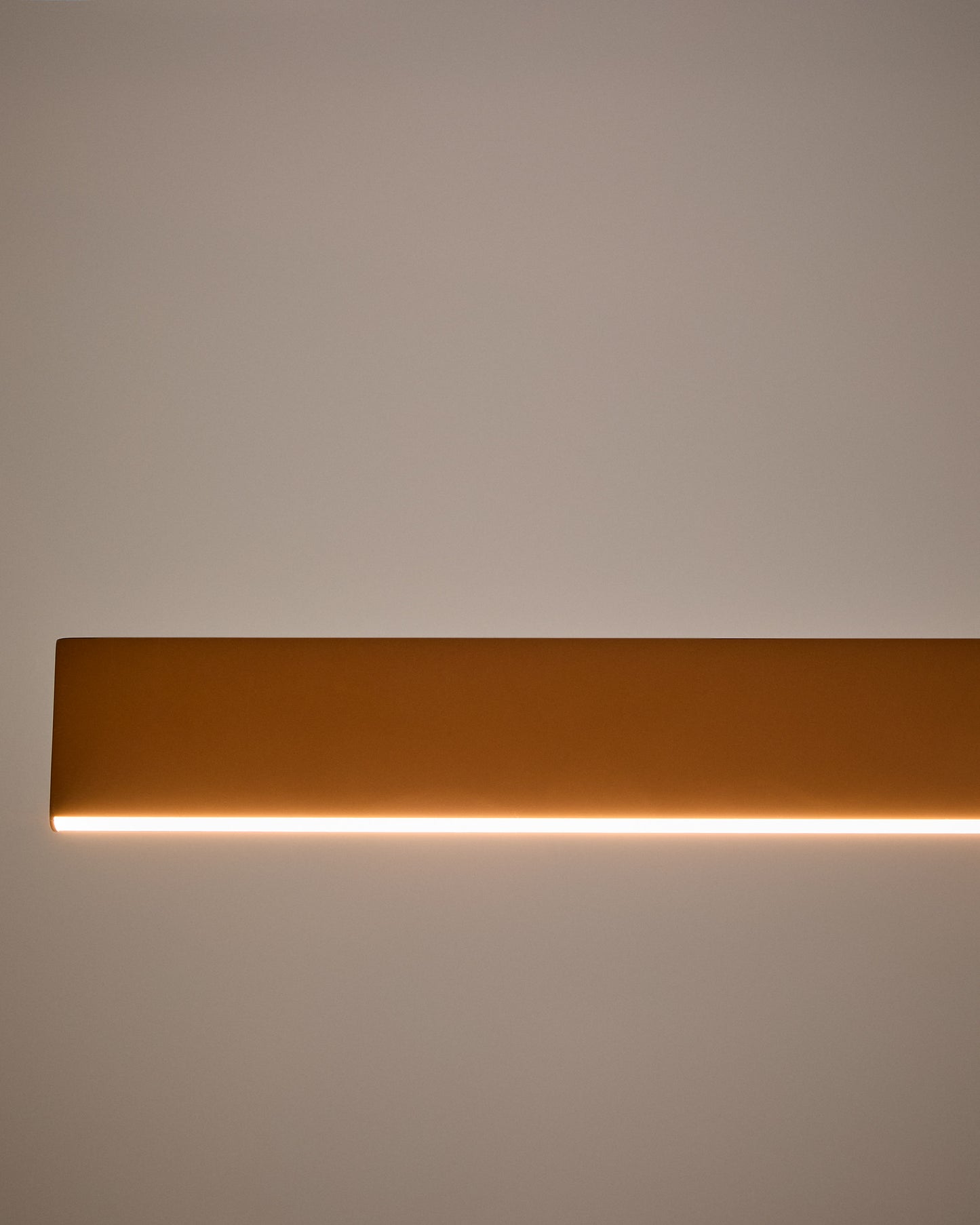 Lampada da soffitto Boadella in alluminio con finitura verniciata in terracotta