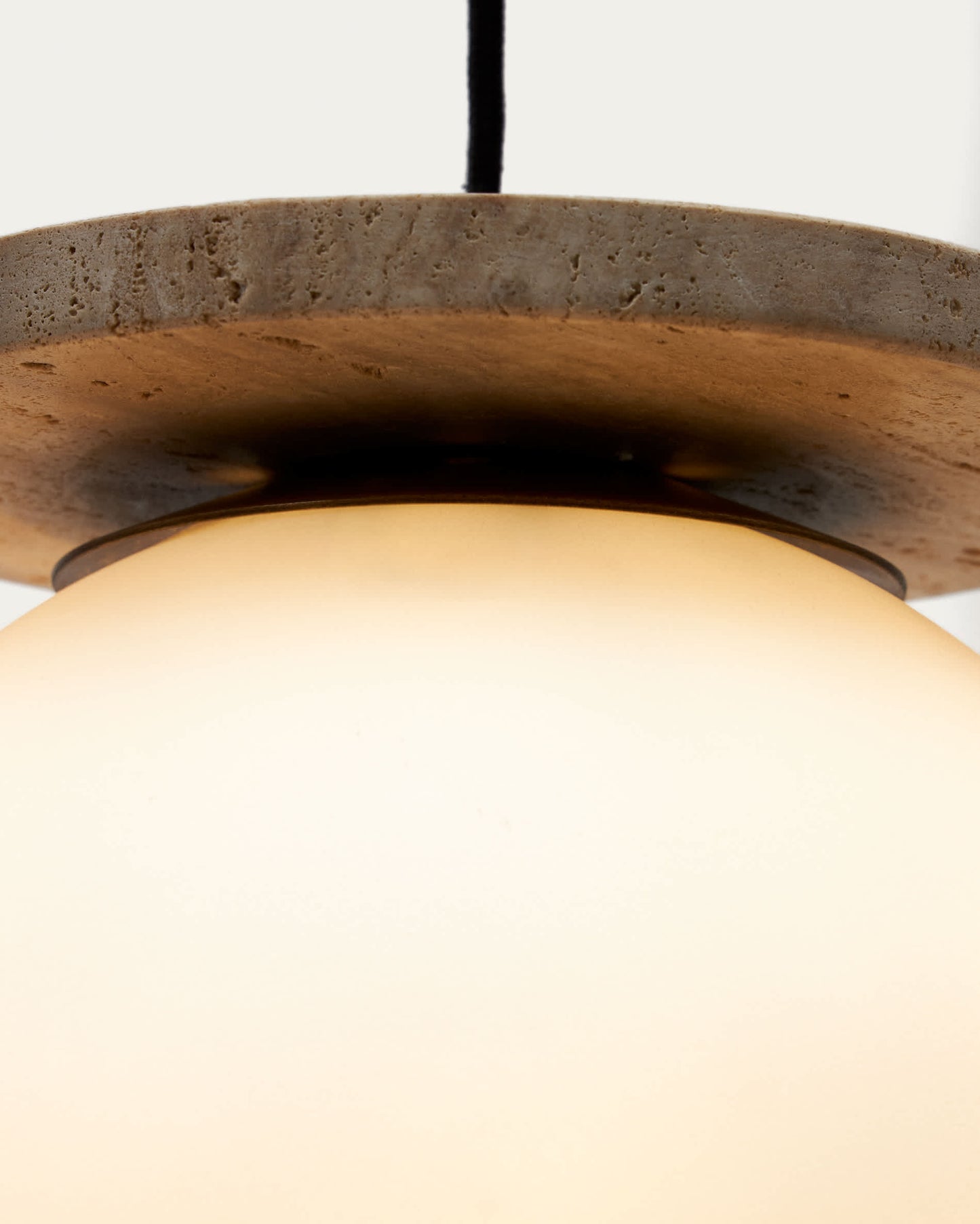 Lampadario Malachi di vetro glassato e travertino