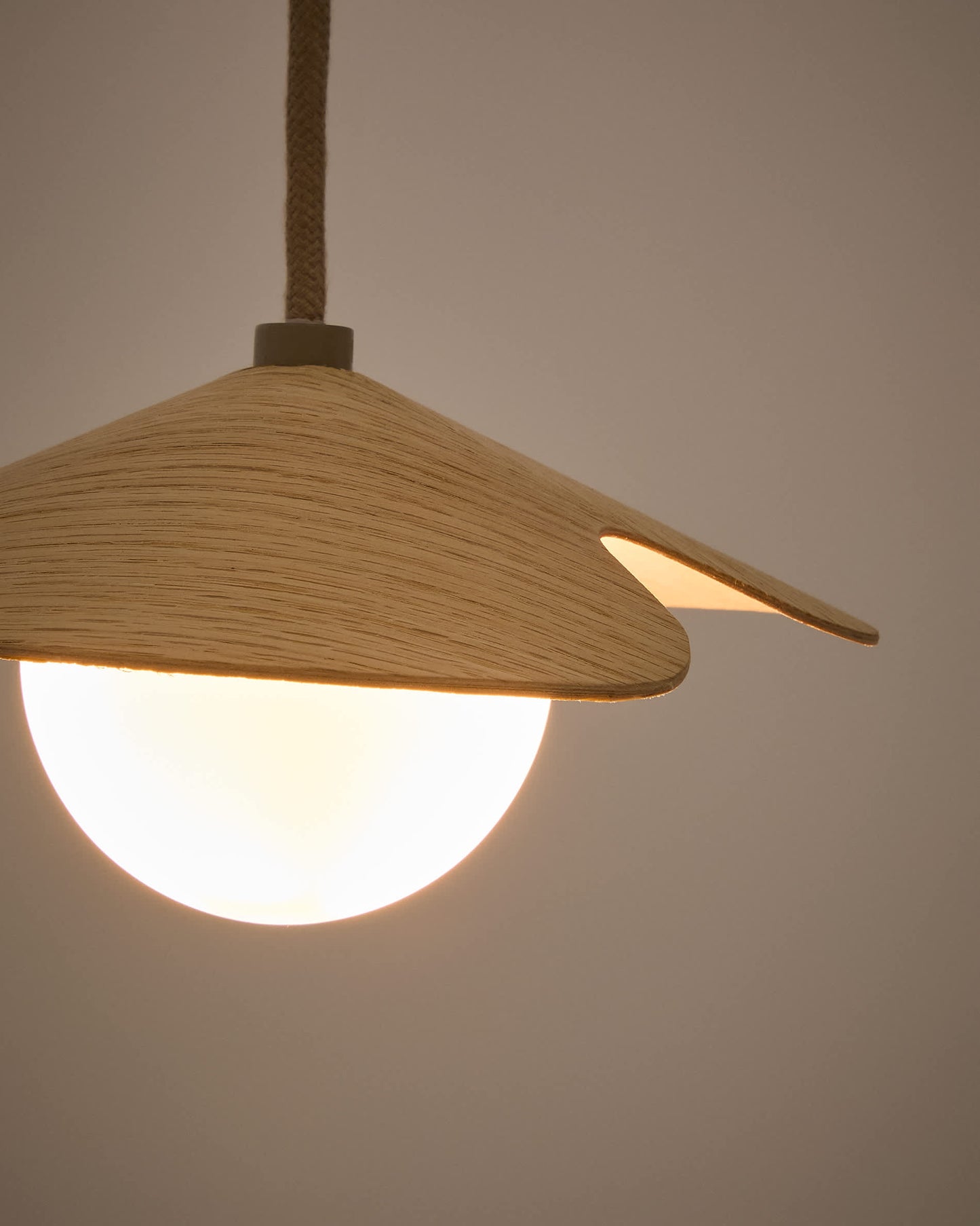 Lampada da soffitto Wilara in impiallacciatura di rovere con 1 sfera di vetro fumé bianco