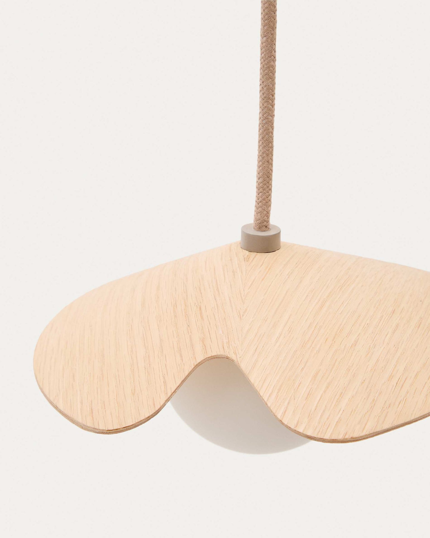 Lampada da soffitto Wilara in impiallacciatura di rovere con 1 sfera di vetro fumé bianco