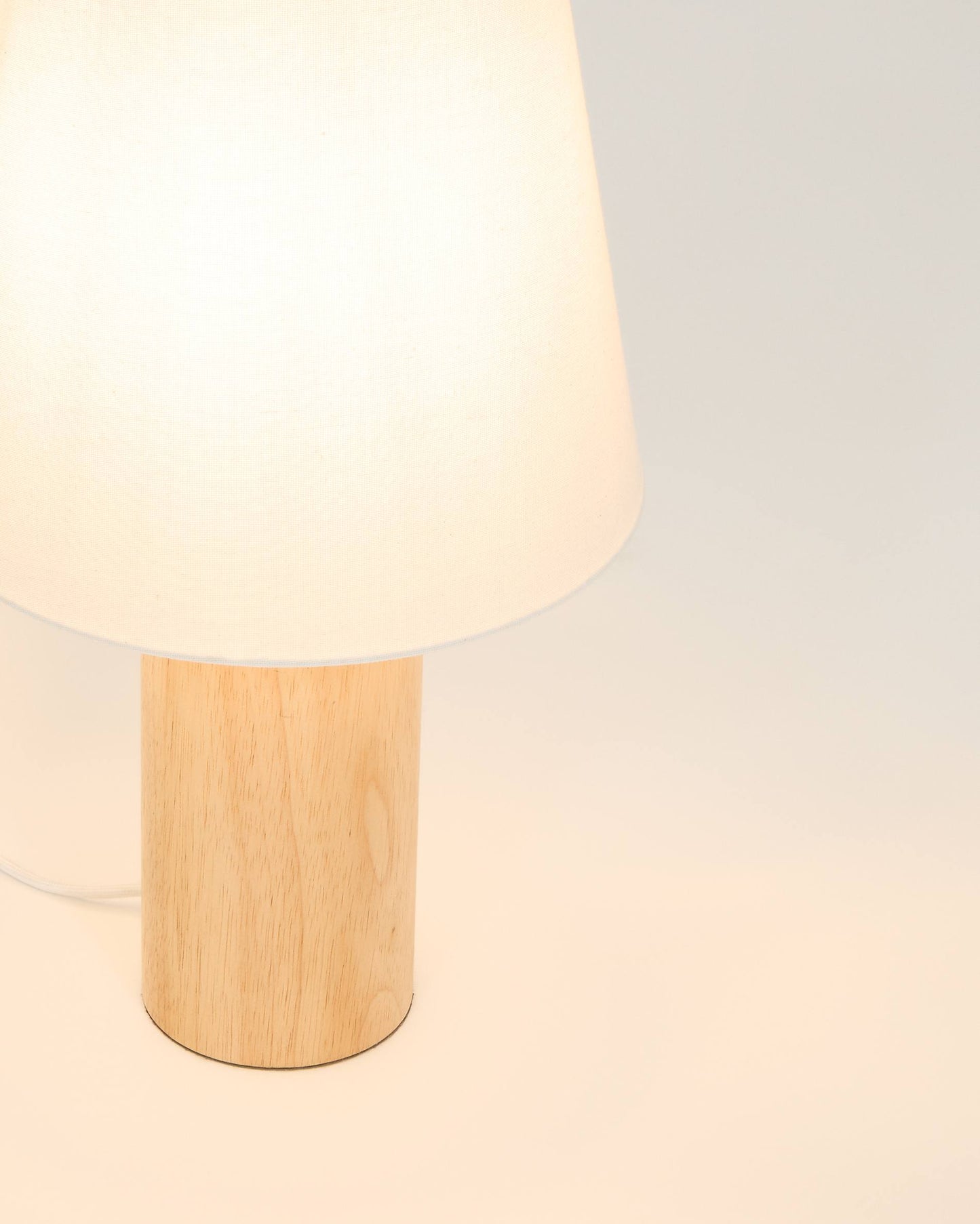 Lampada da tavolo Marga in legno massiccio di caucciù con finitura naturale