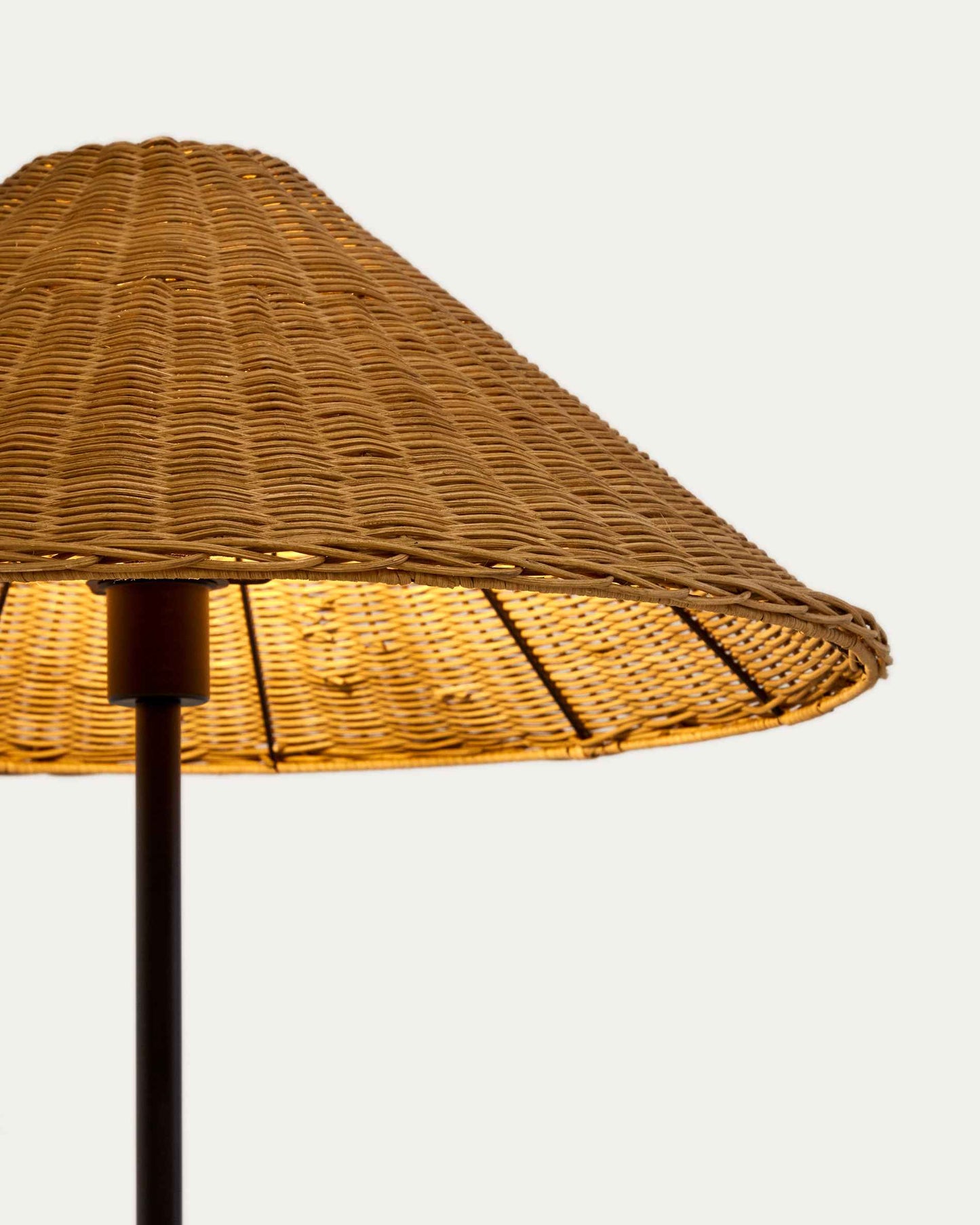 Lampada da terra Urania in rattan e metallo con finitura in nero