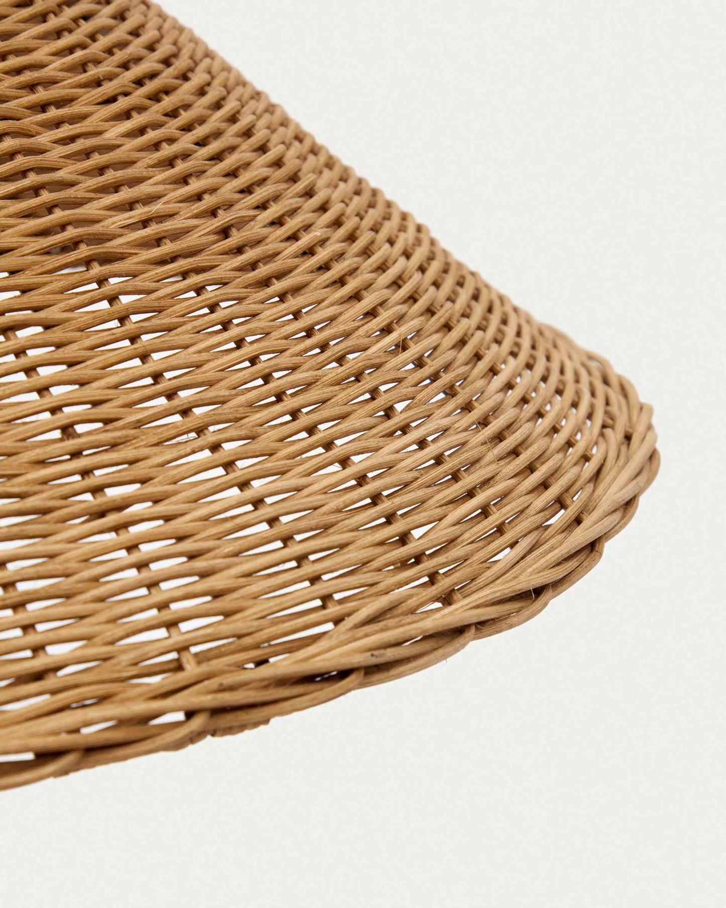 Lampada da terra Urania in rattan e metallo con finitura in nero